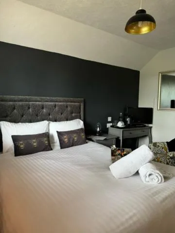 Bedroom, Bed in The Horseshoe & Castle