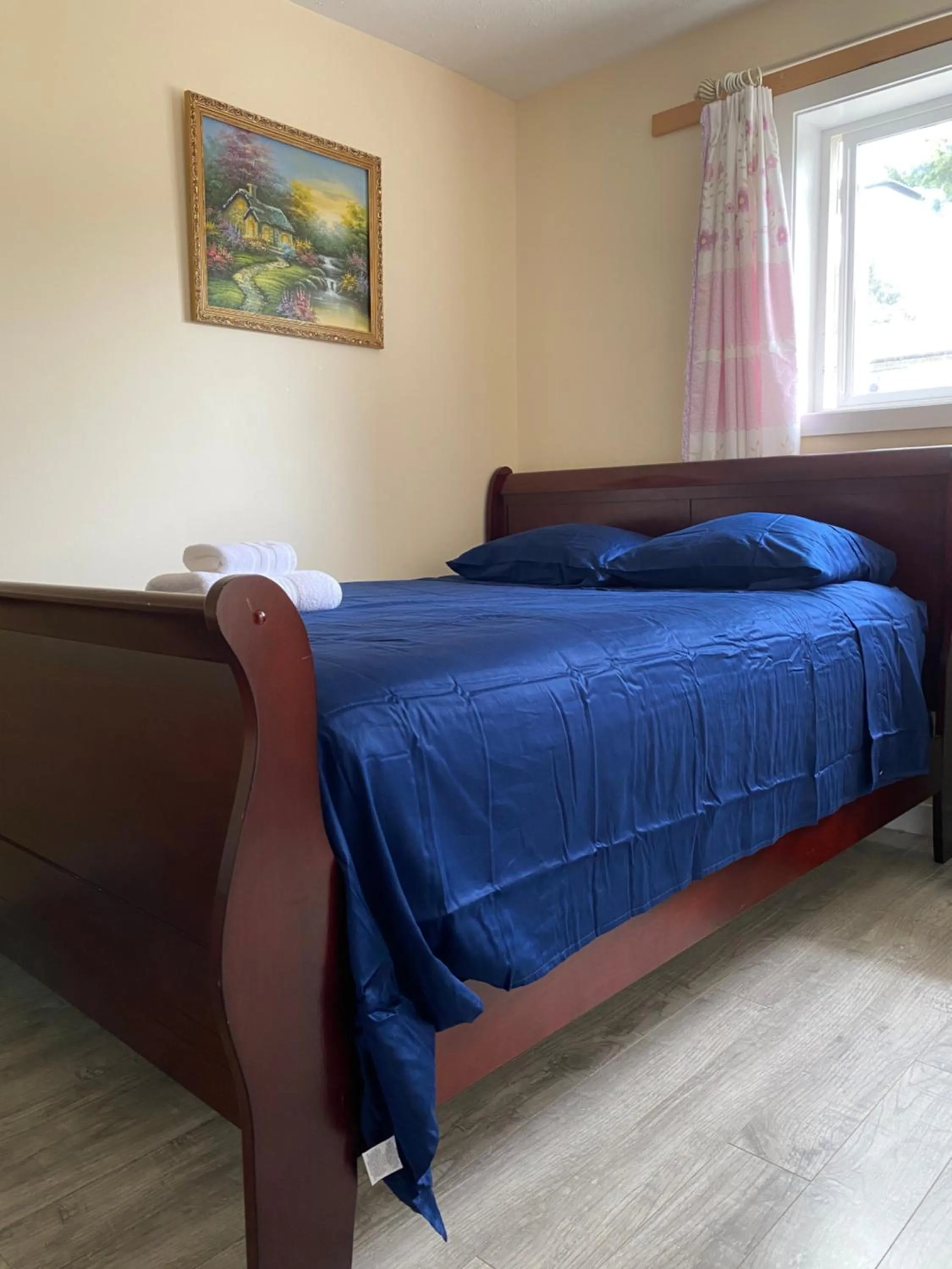 Bed in YVR Vickie’s Bed and Breakfast