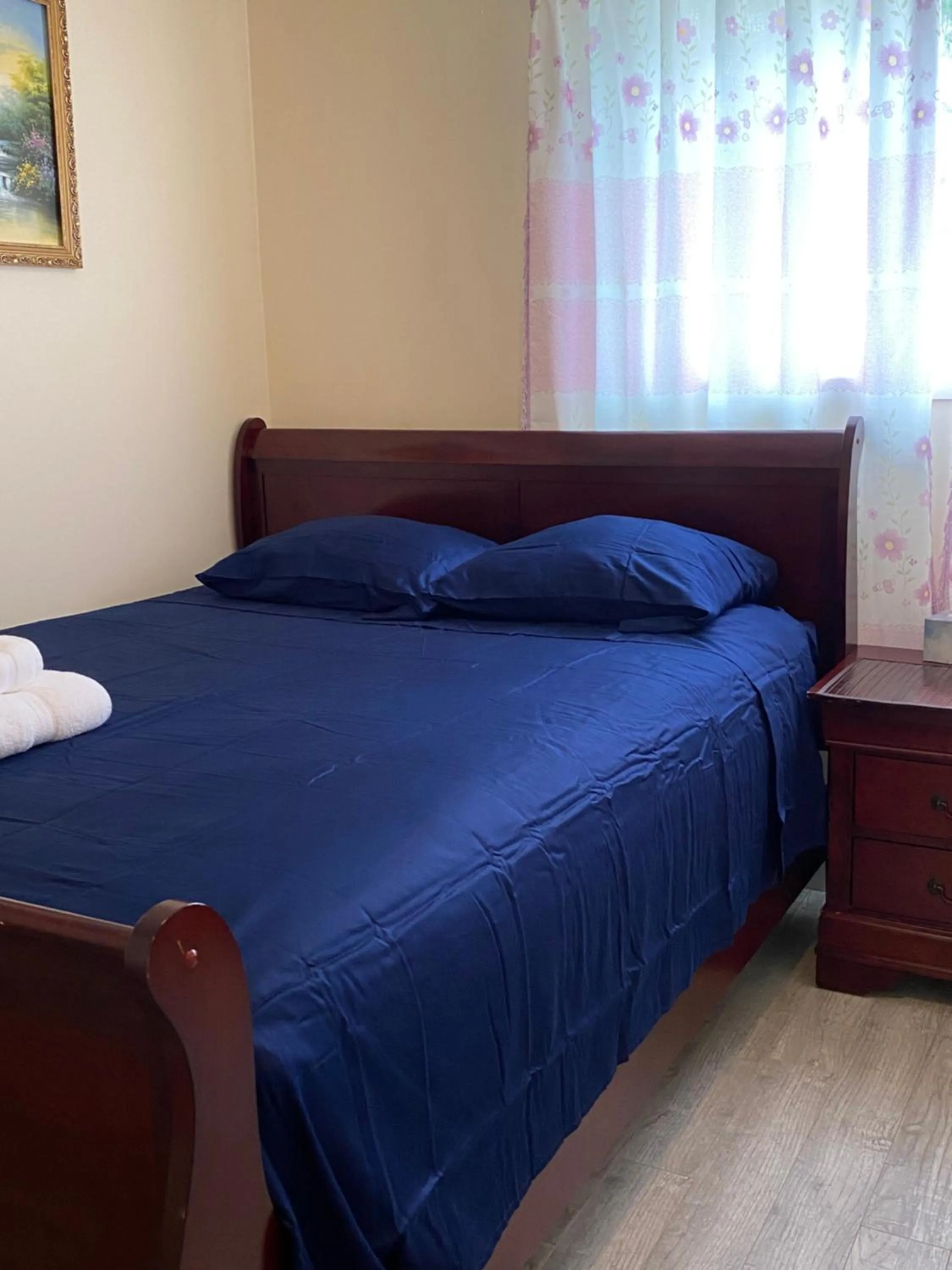 Bed in YVR Vickie’s Bed and Breakfast