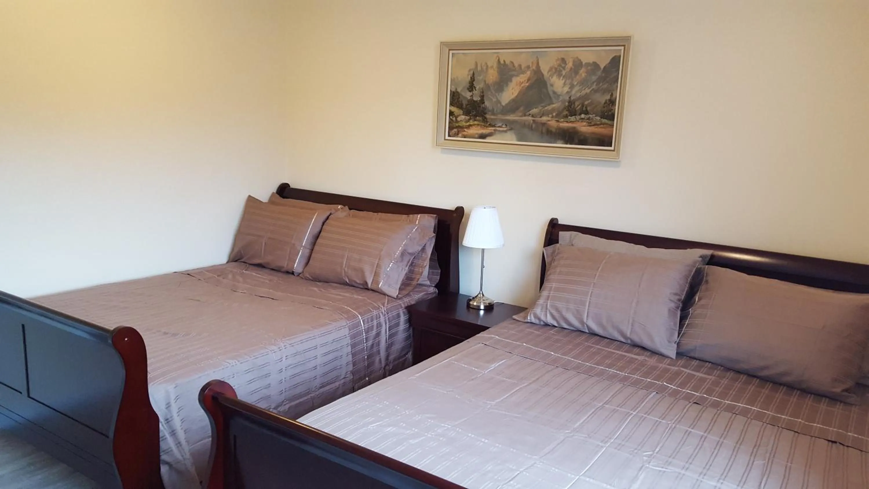 Bed in YVR Vickie’s Bed and Breakfast