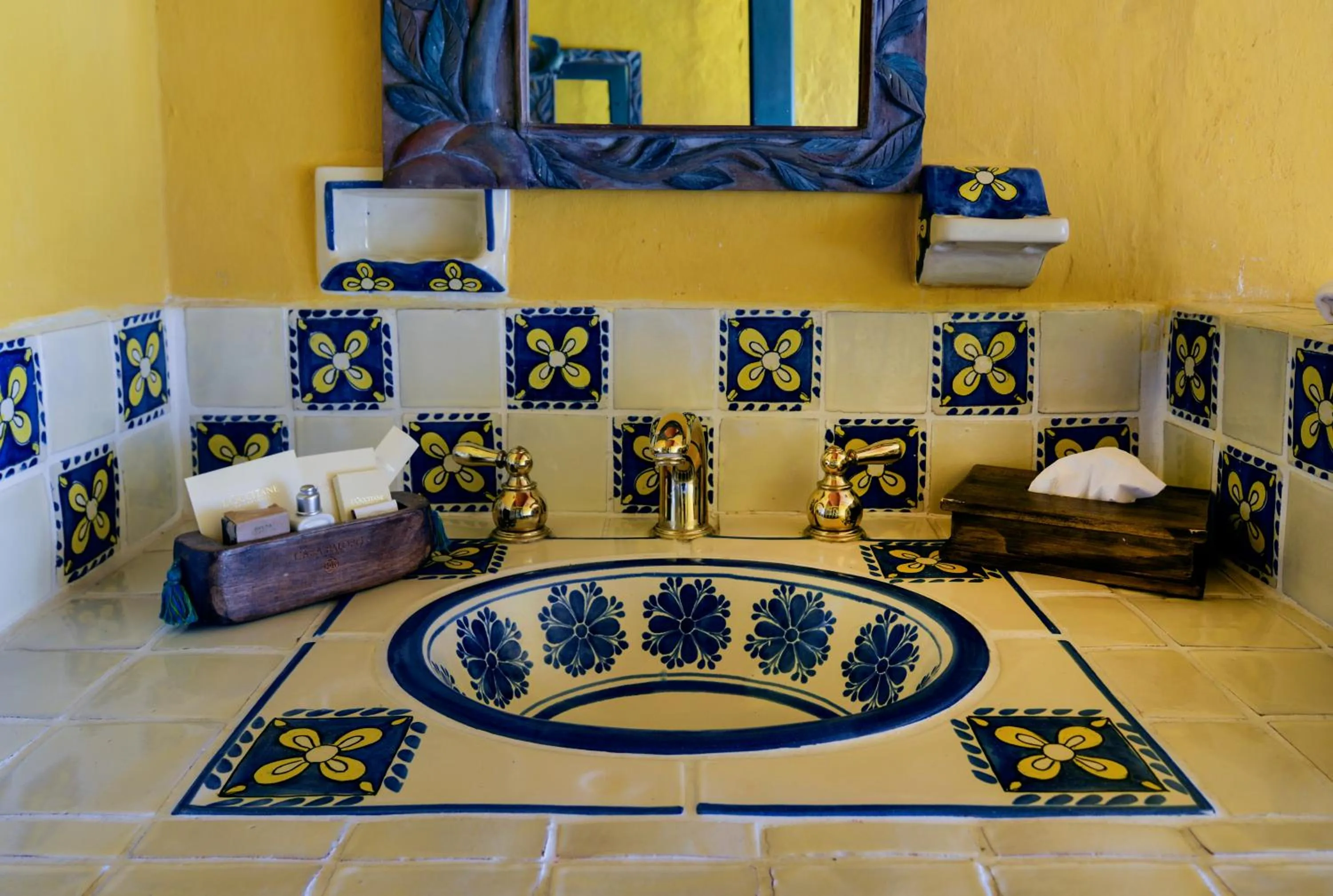 Bathroom, Bed in Hotel Casa Palopo