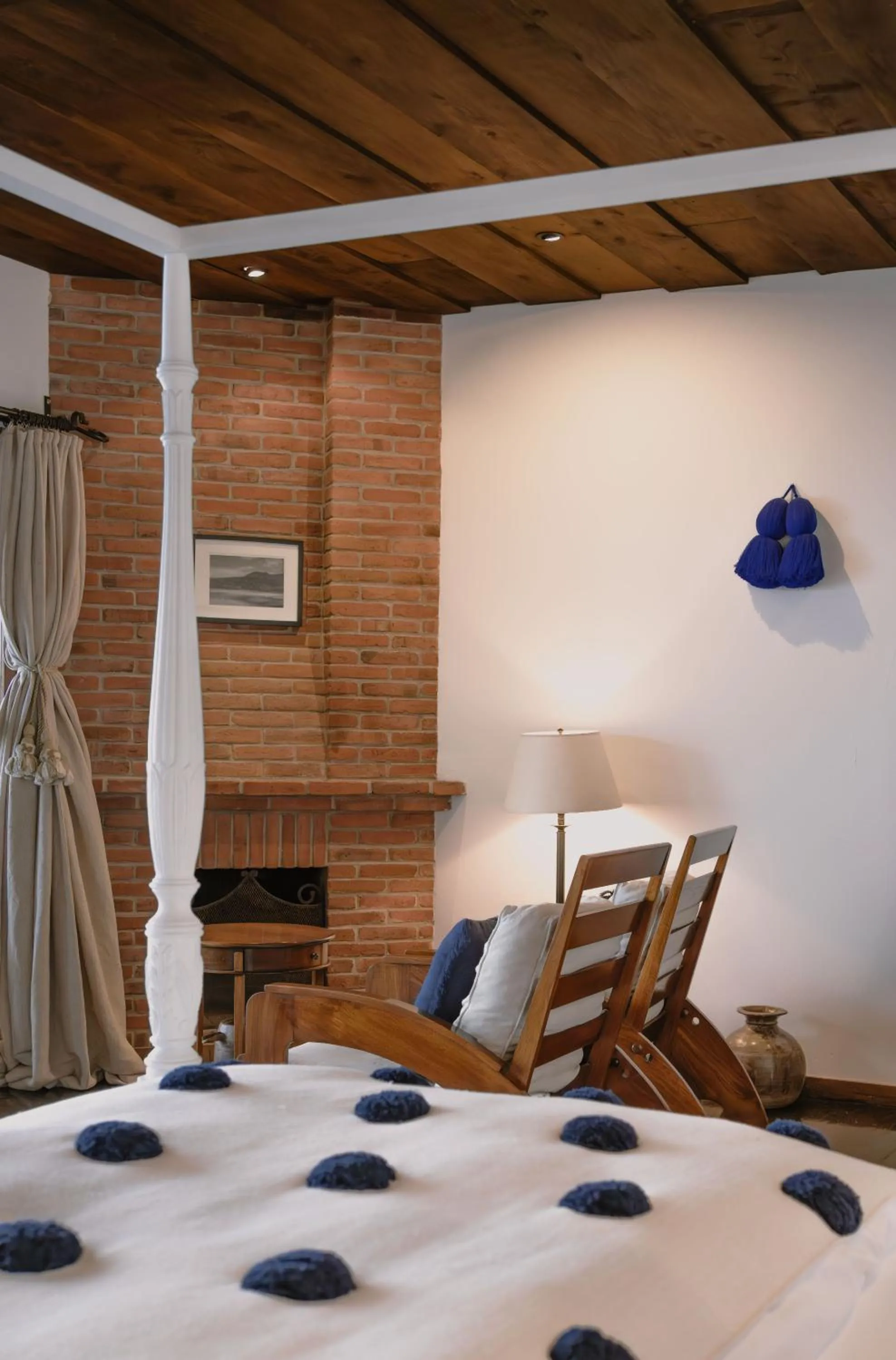 fireplace, Bed in Hotel Casa Palopo