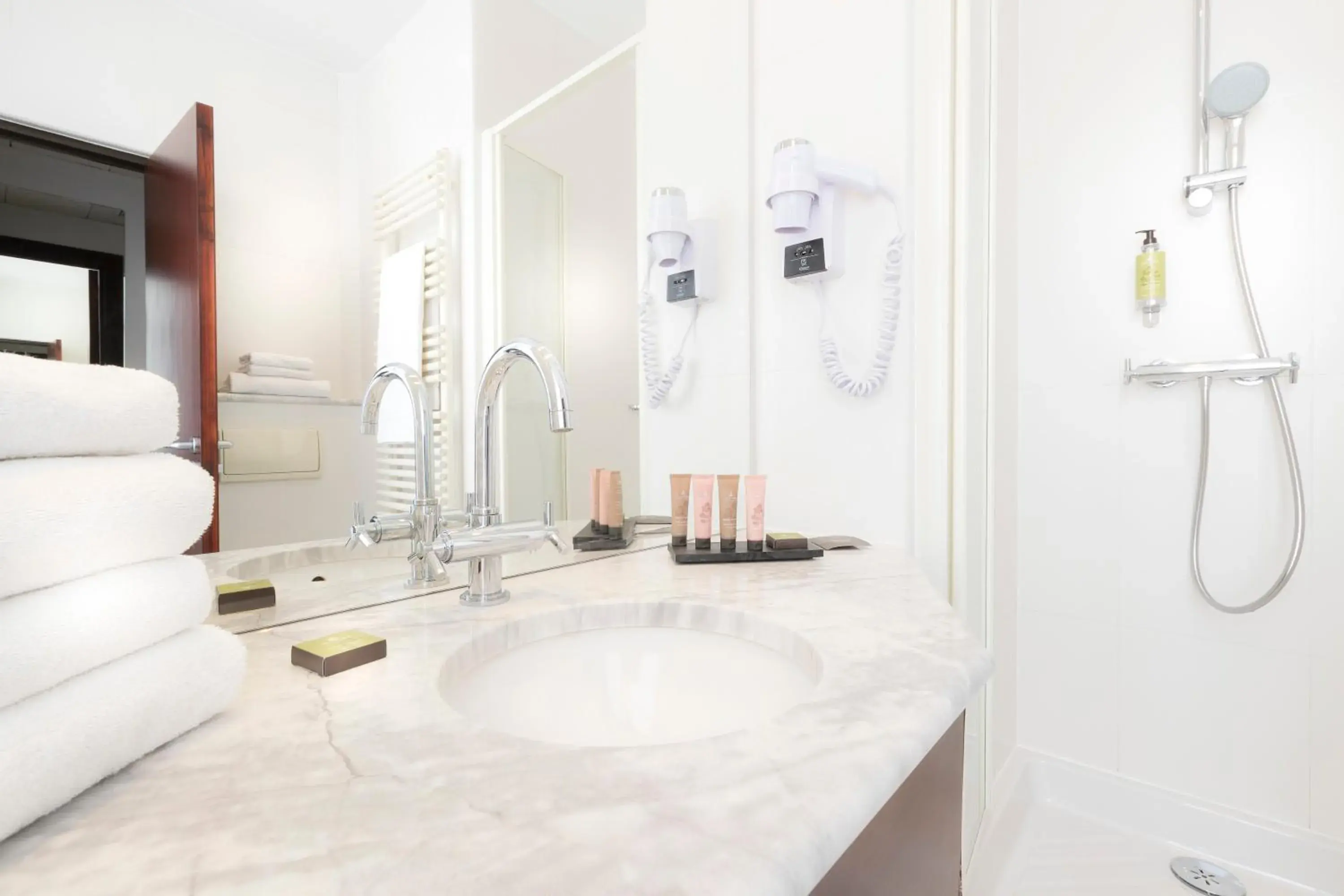 2 deluxe double Connecting Rooms in Montfleuri 2 deluxe double Connecting Rooms in Montfleuri