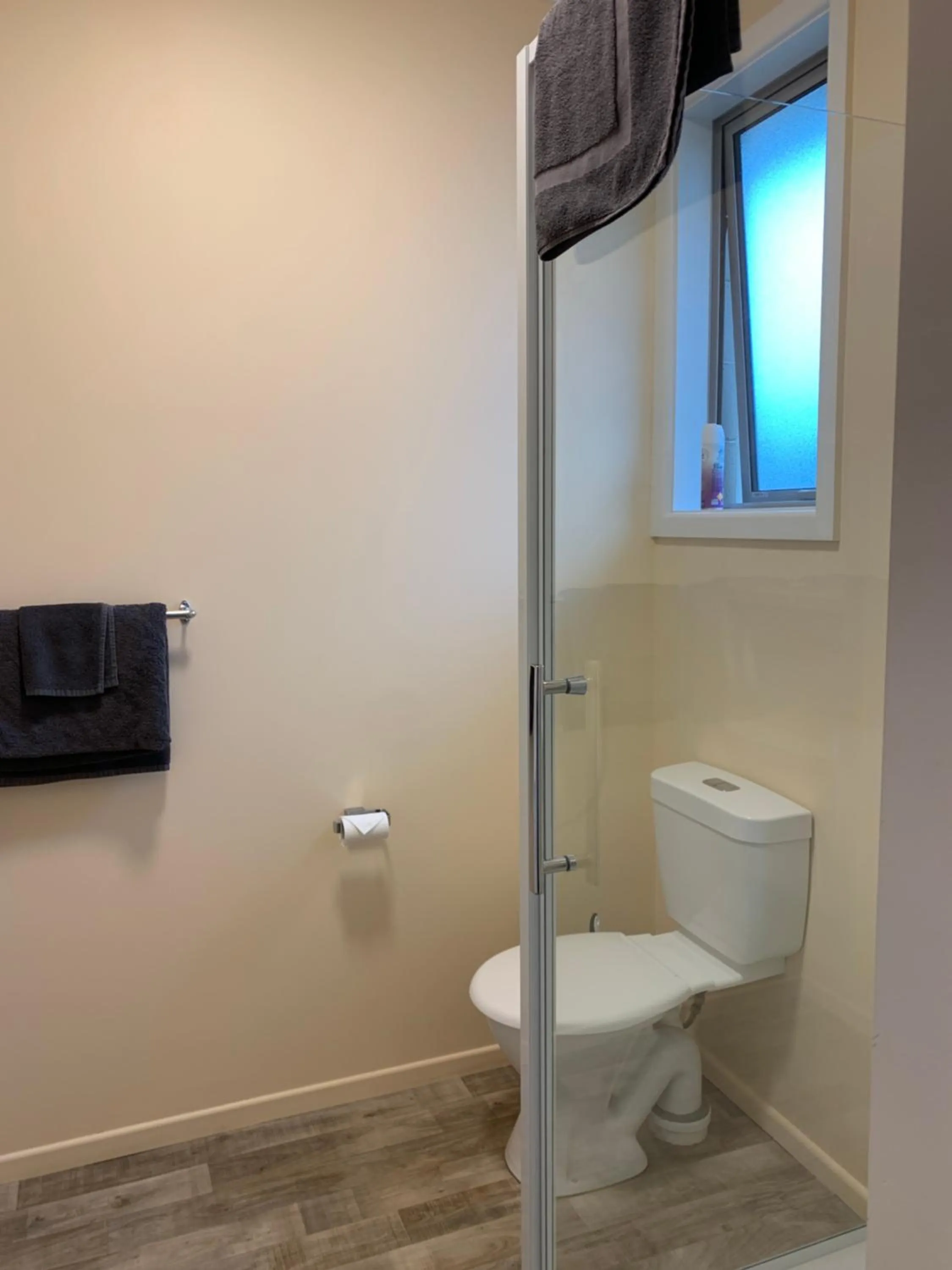 Toilet in Kingswood Motel