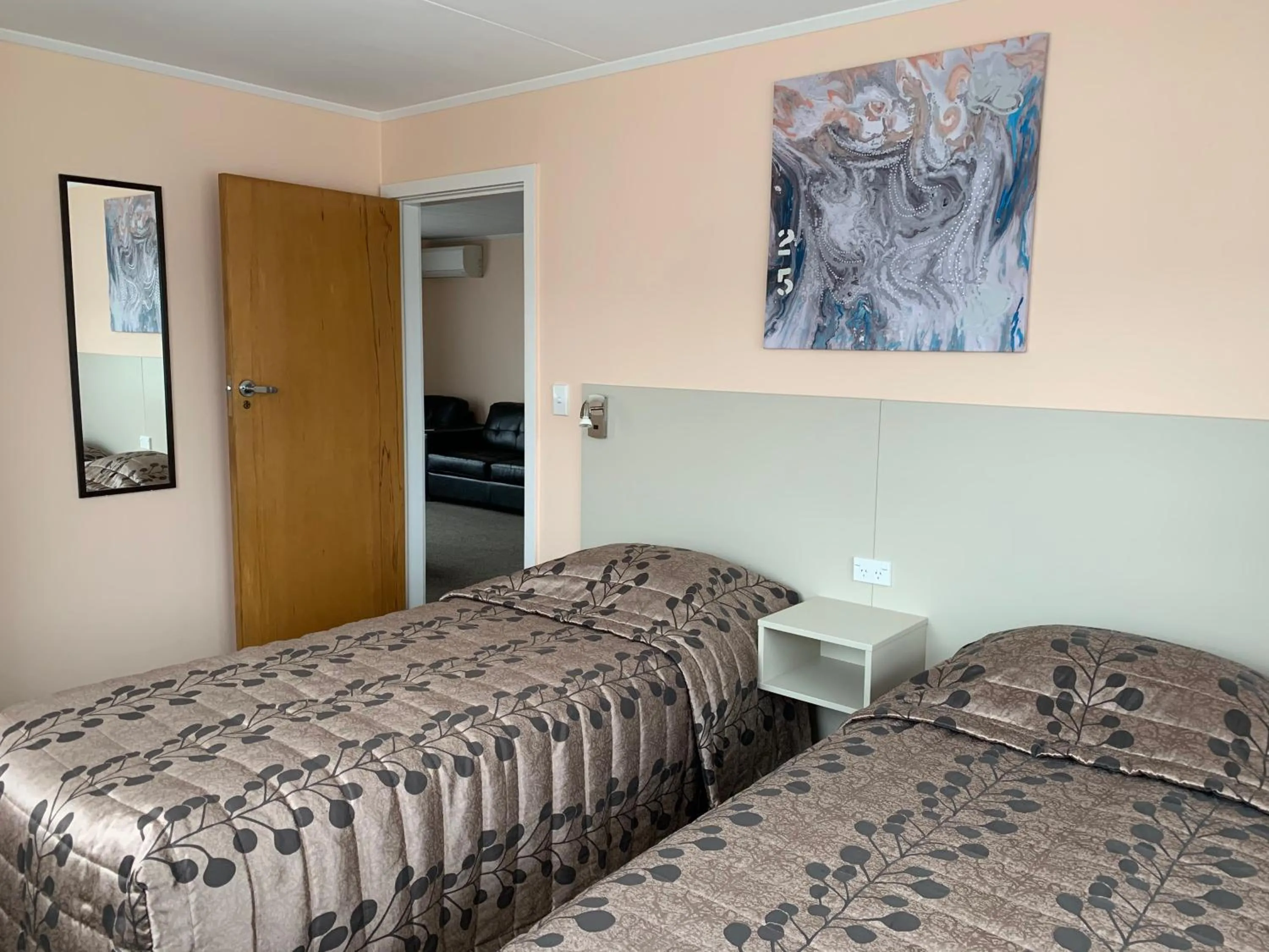 Bedroom, Bed in Kingswood Motel