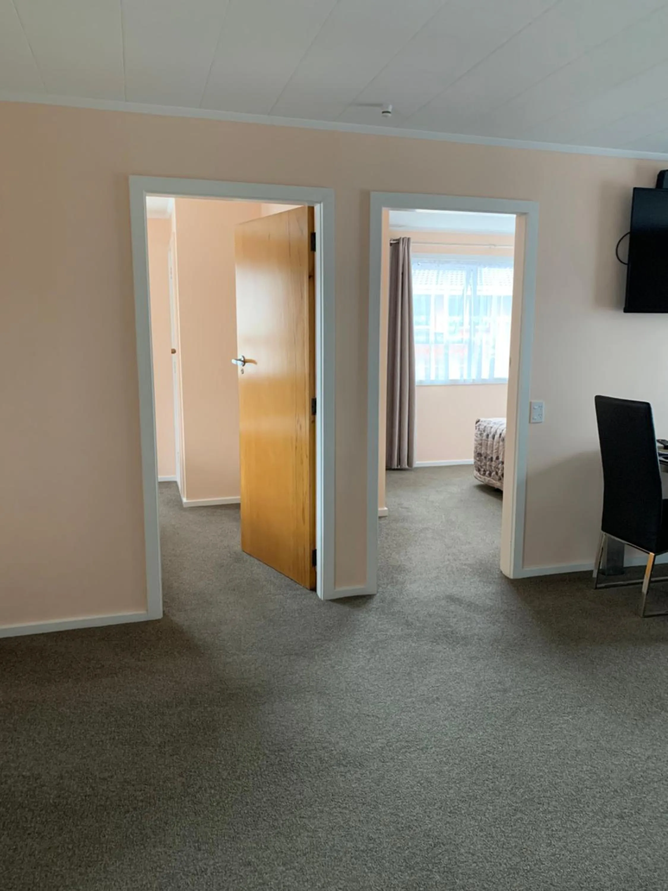 Photo of the whole room in Kingswood Motel