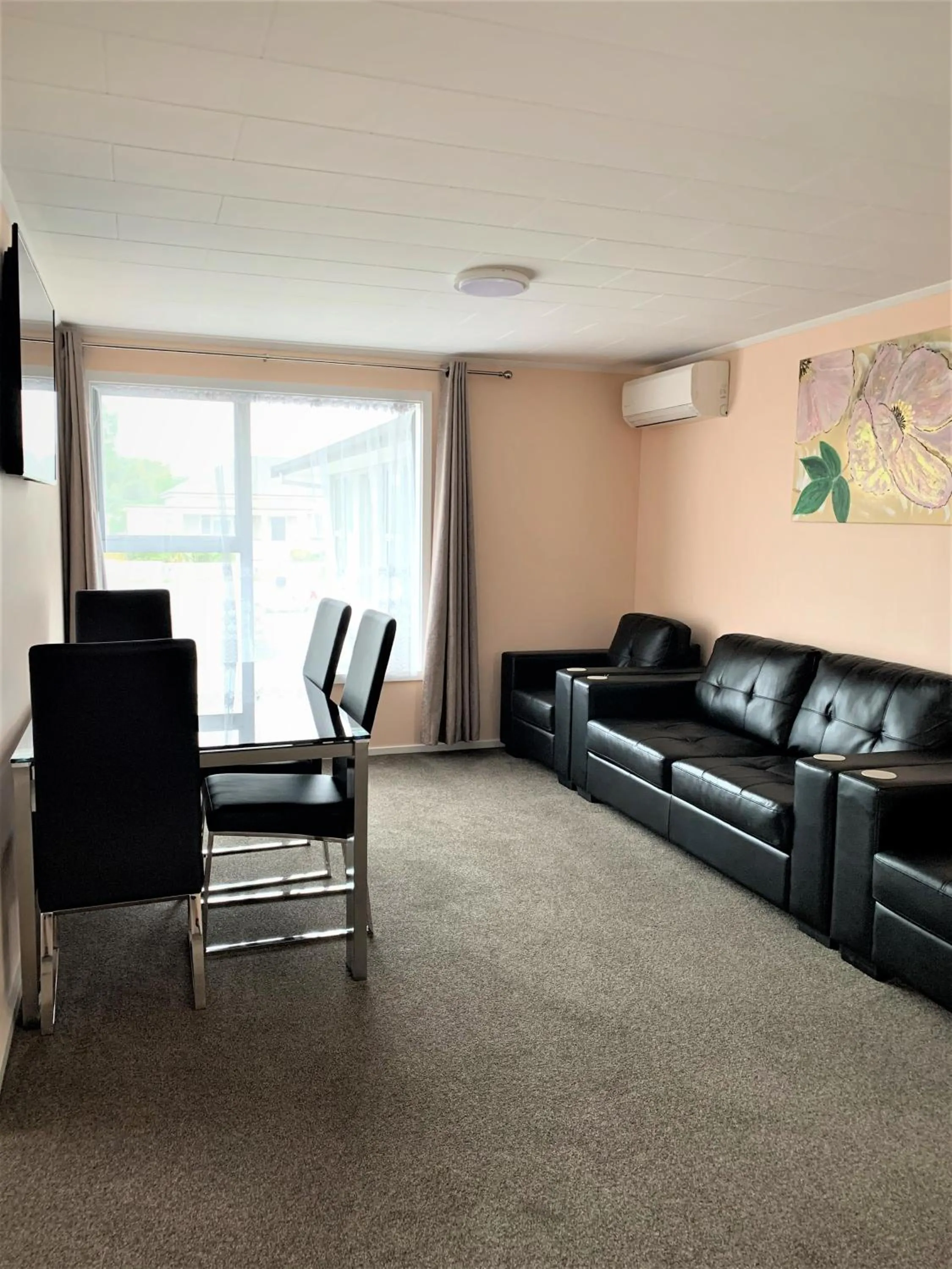 Living room in Kingswood Motel