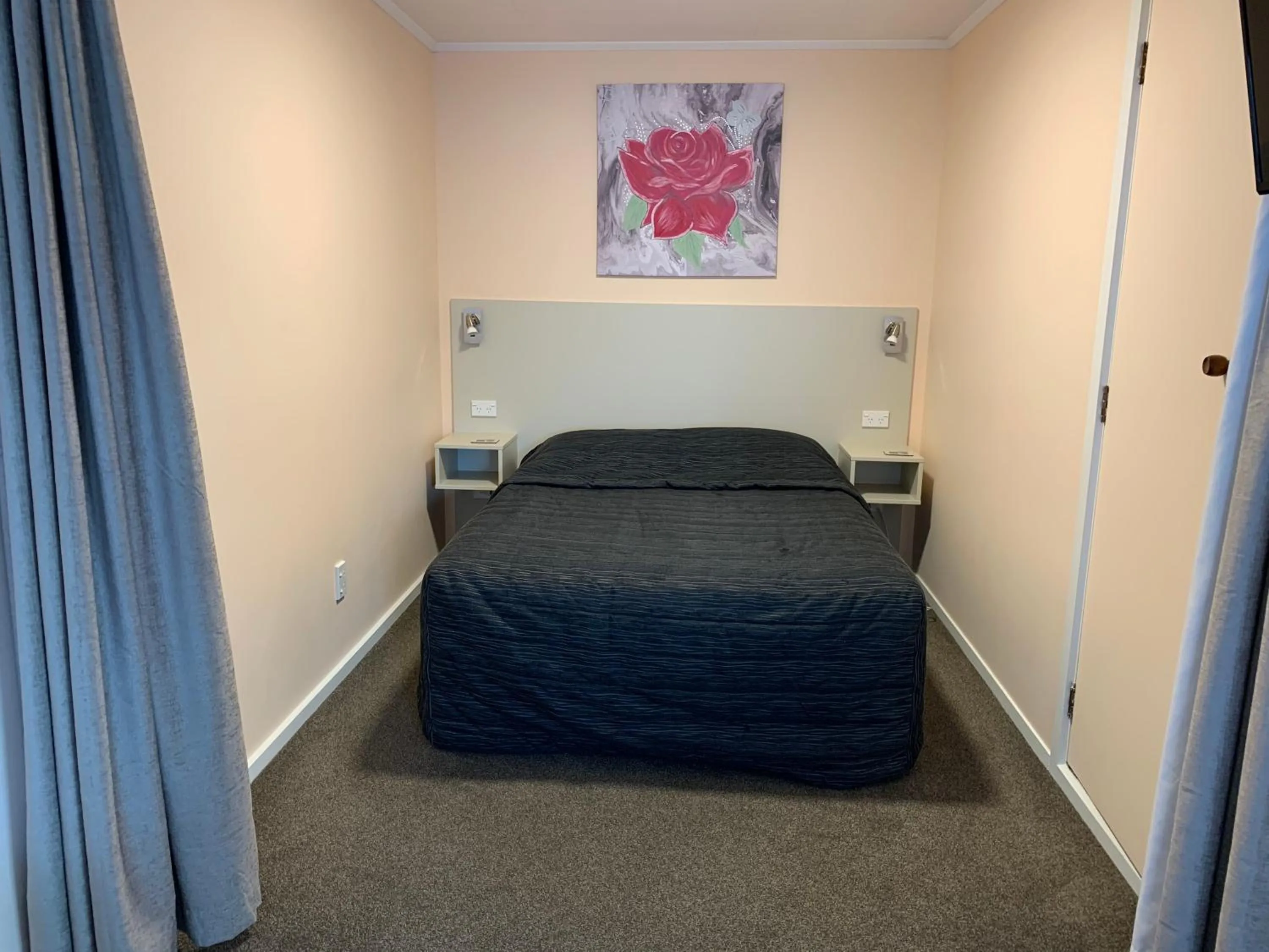 Bed in Kingswood Motel