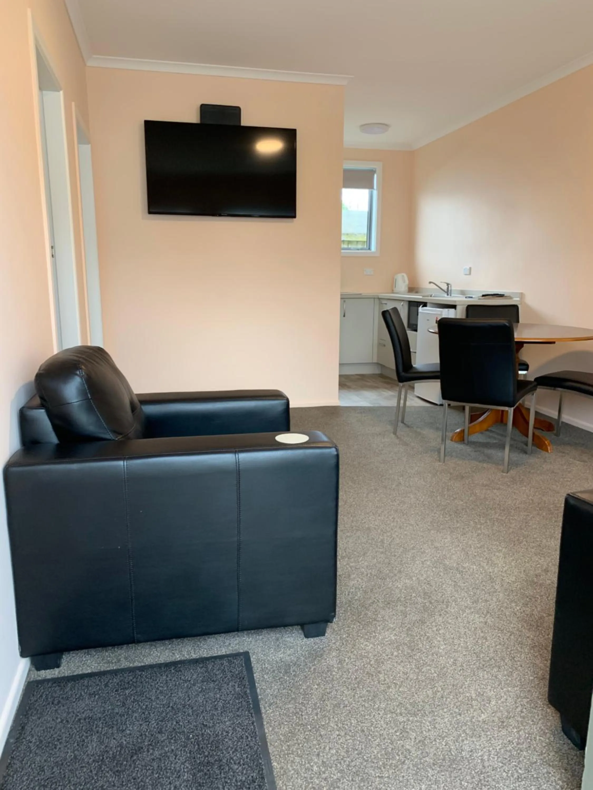 Living room in Kingswood Motel