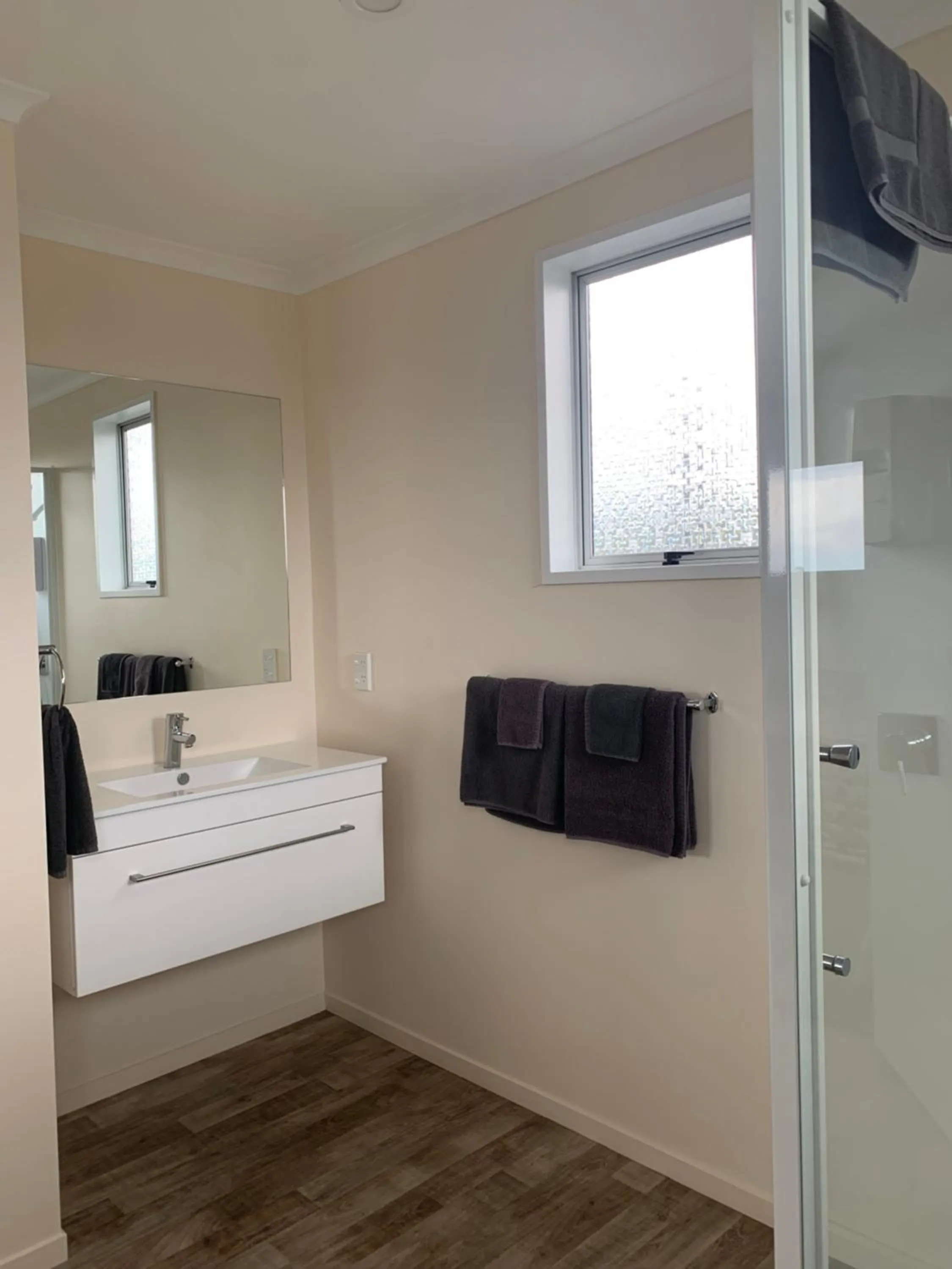 Bathroom in Kingswood Motel