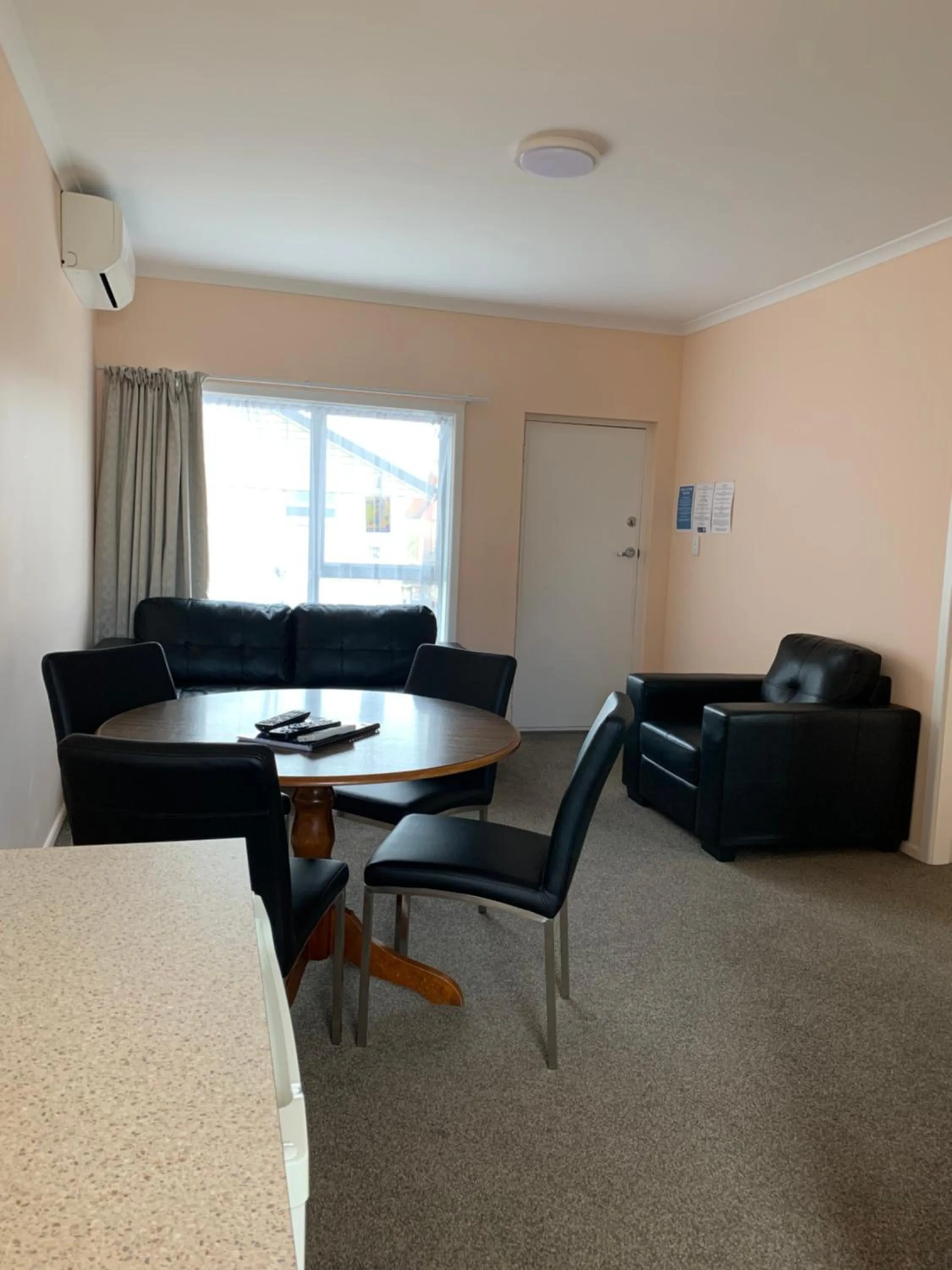 Living room in Kingswood Motel