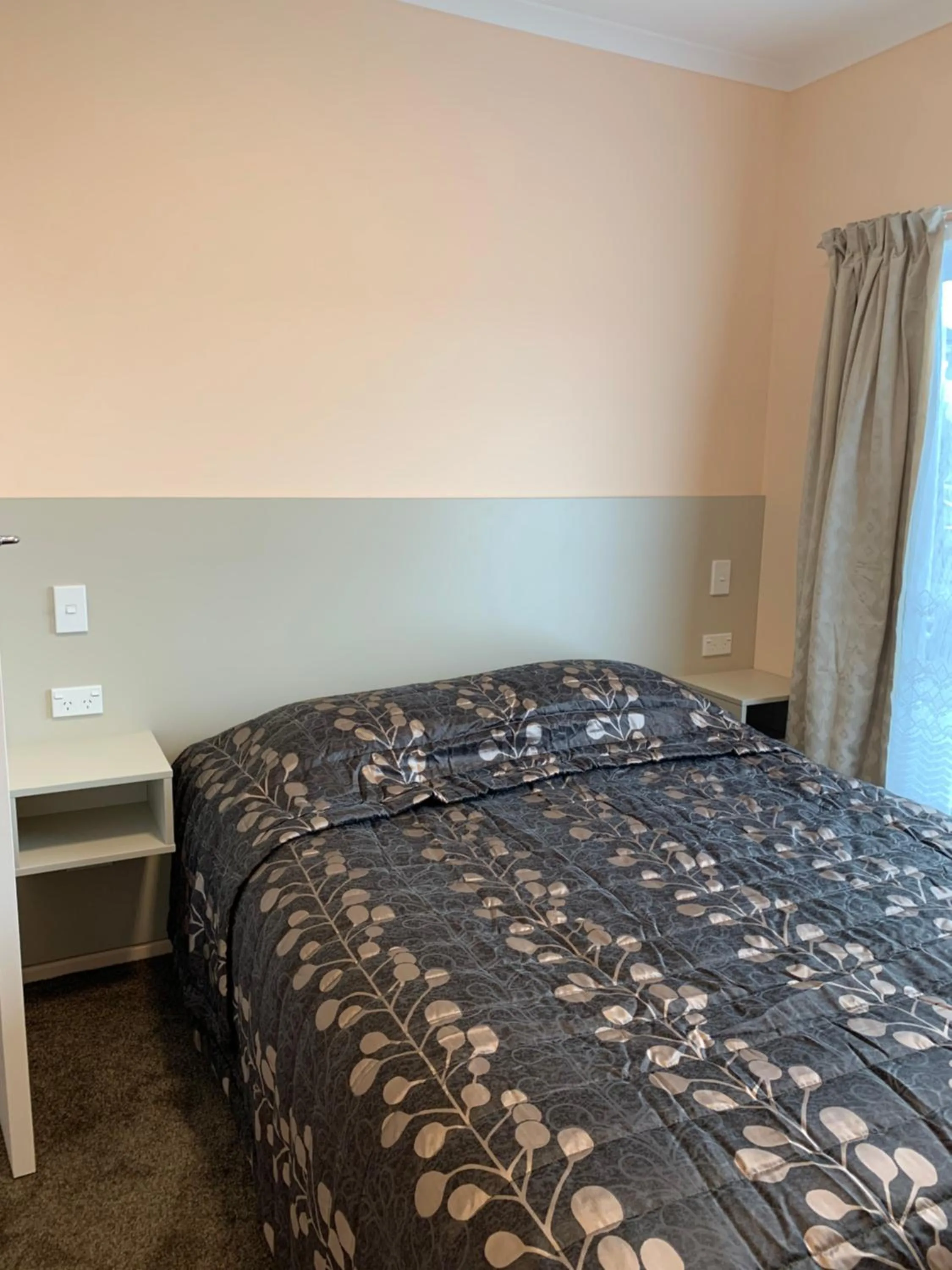 Bedroom, Bed in Kingswood Motel