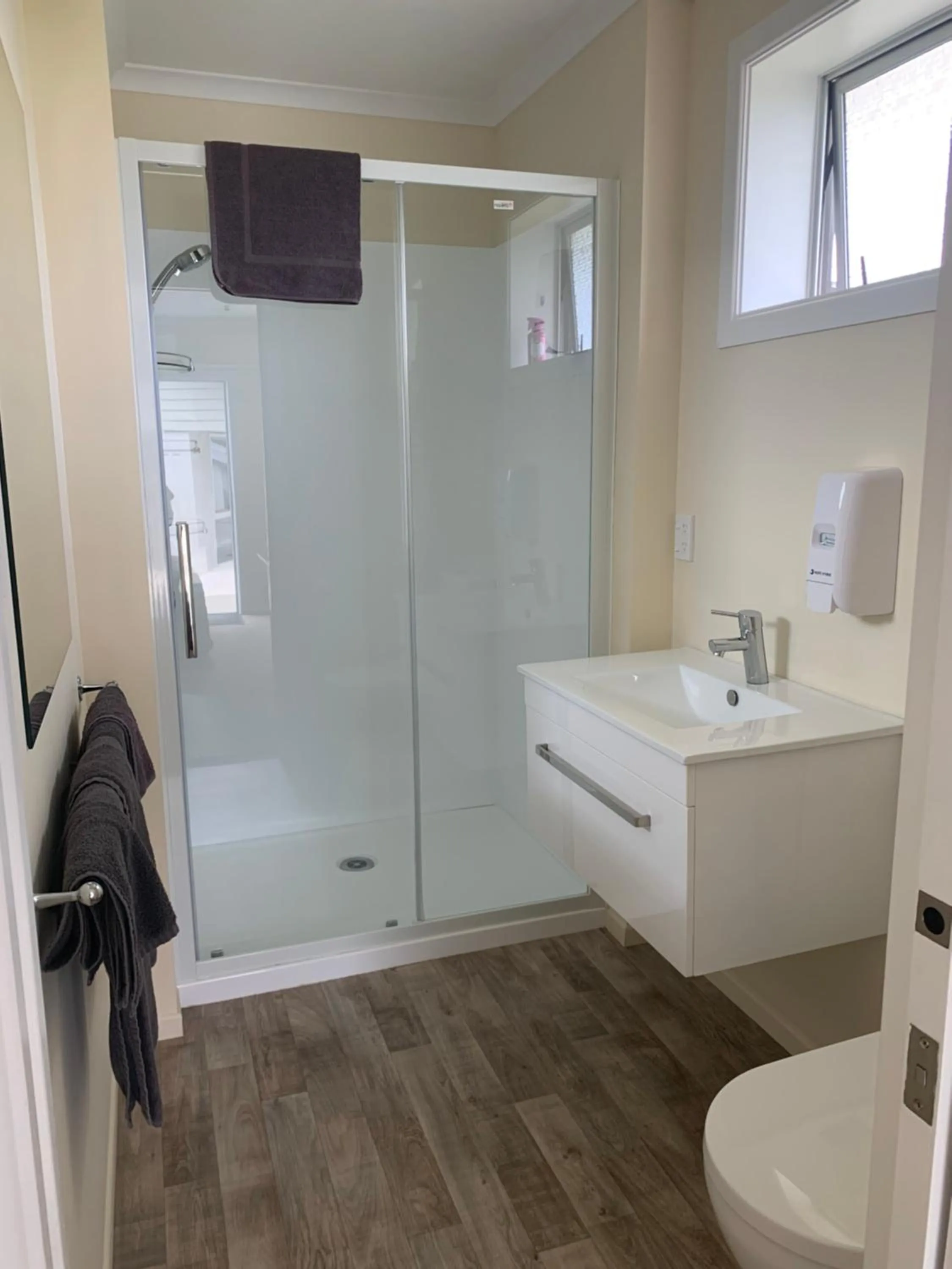 Bathroom in Kingswood Motel