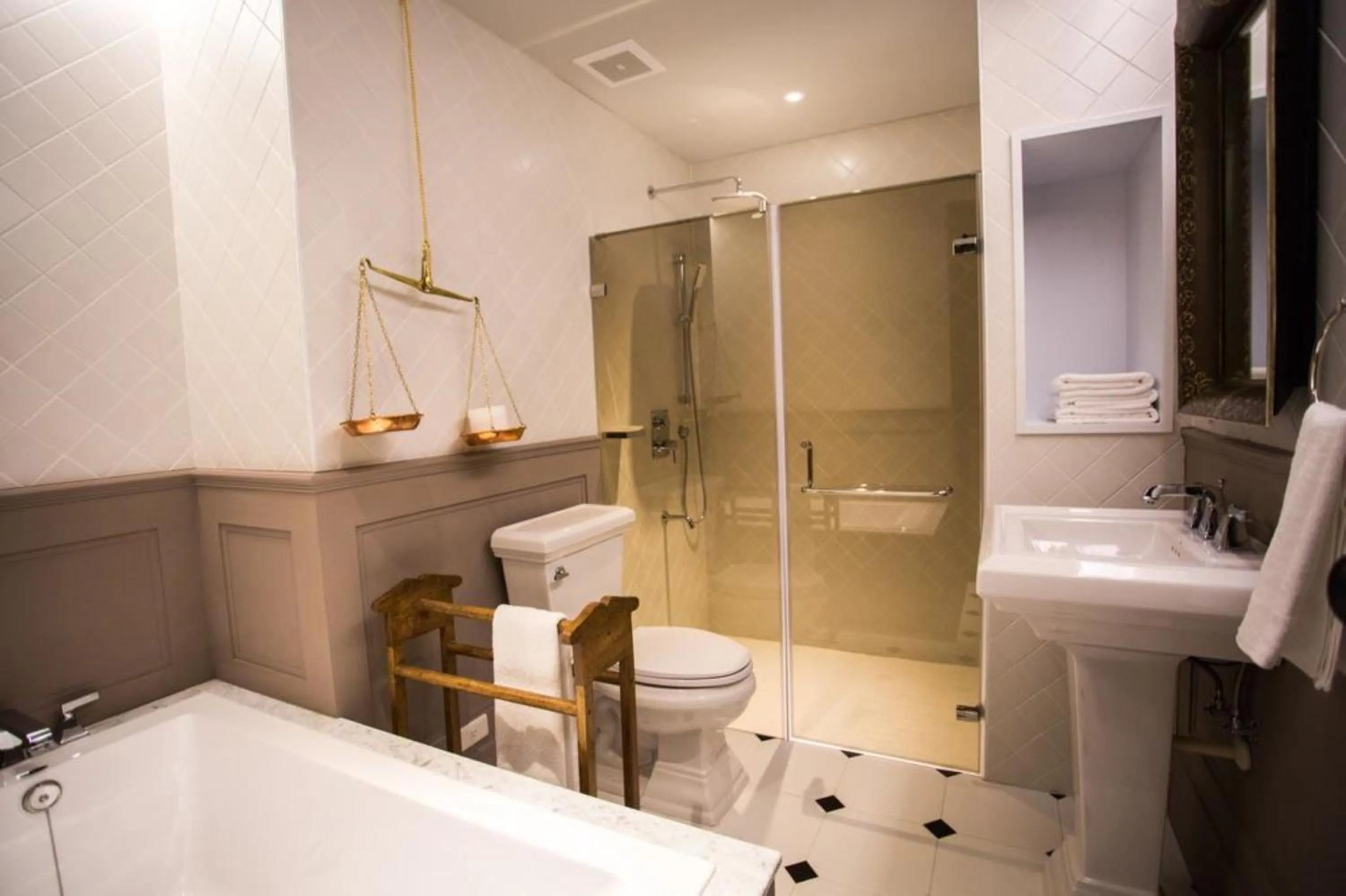 Decorative detail in Fun Simon