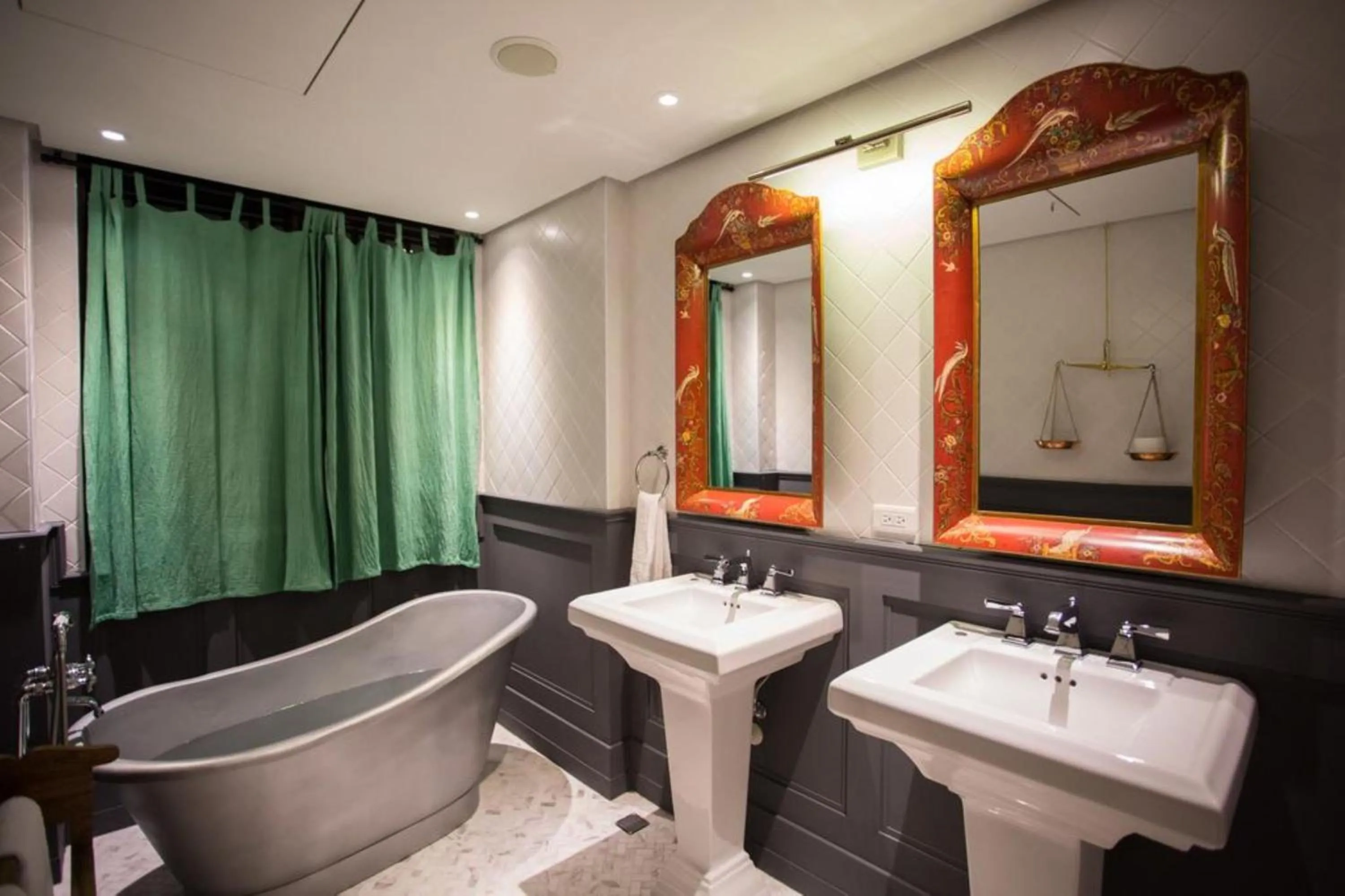 Decorative detail in Fun Simon