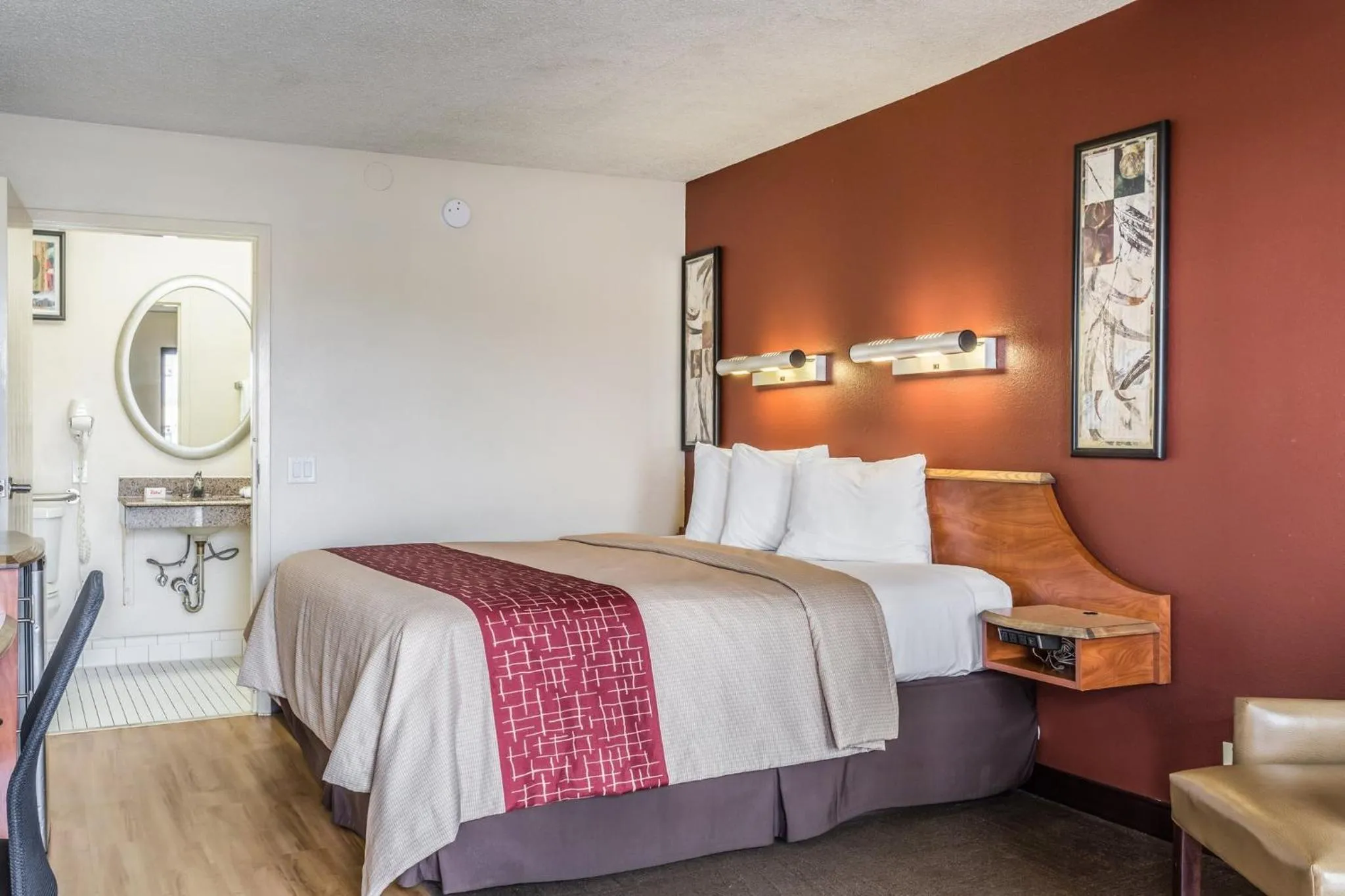 Bedroom, Bed in Red Roof Inn Bowling Green