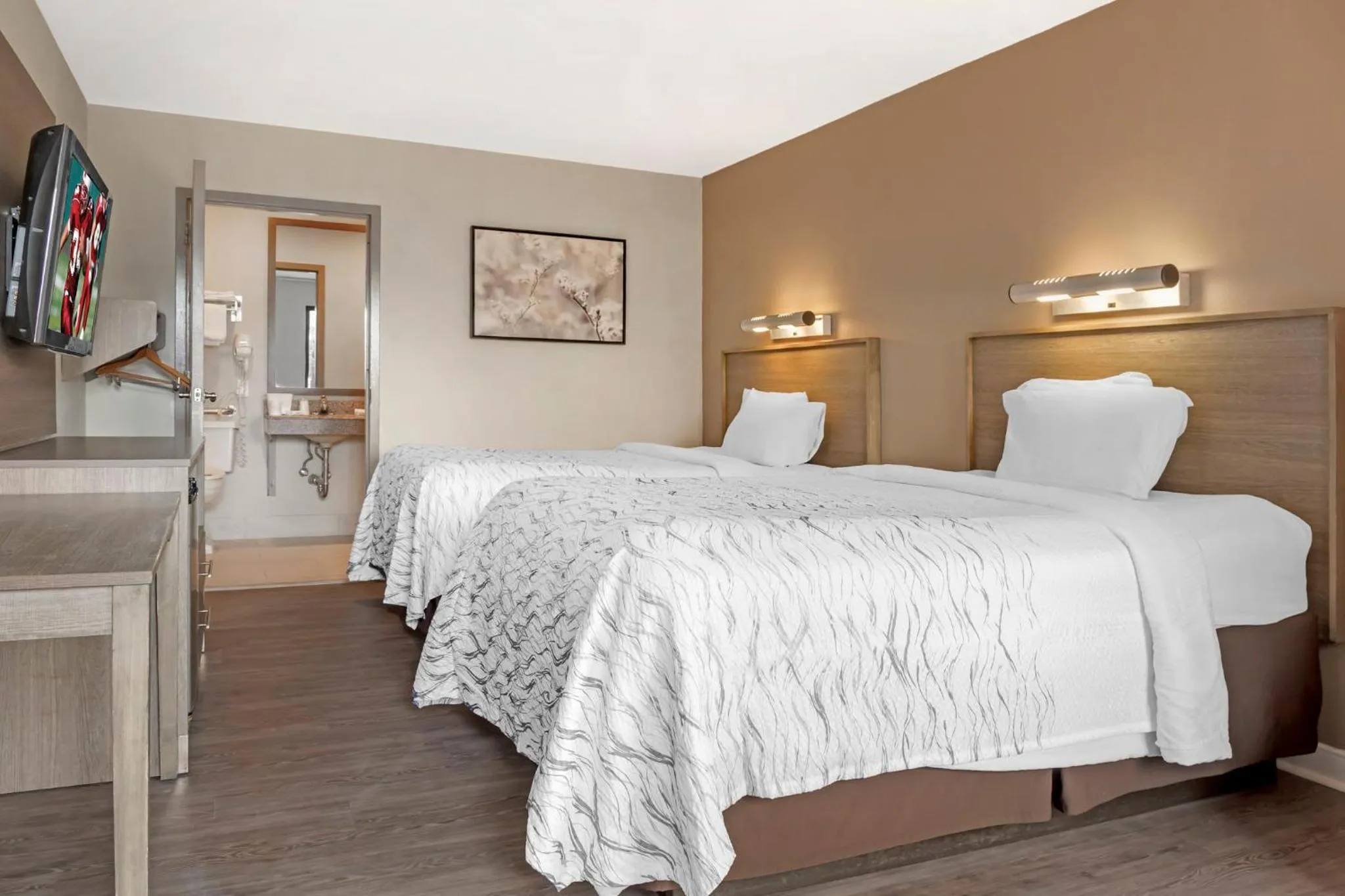 Photo of the whole room, Bed in Red Roof Inn Bowling Green