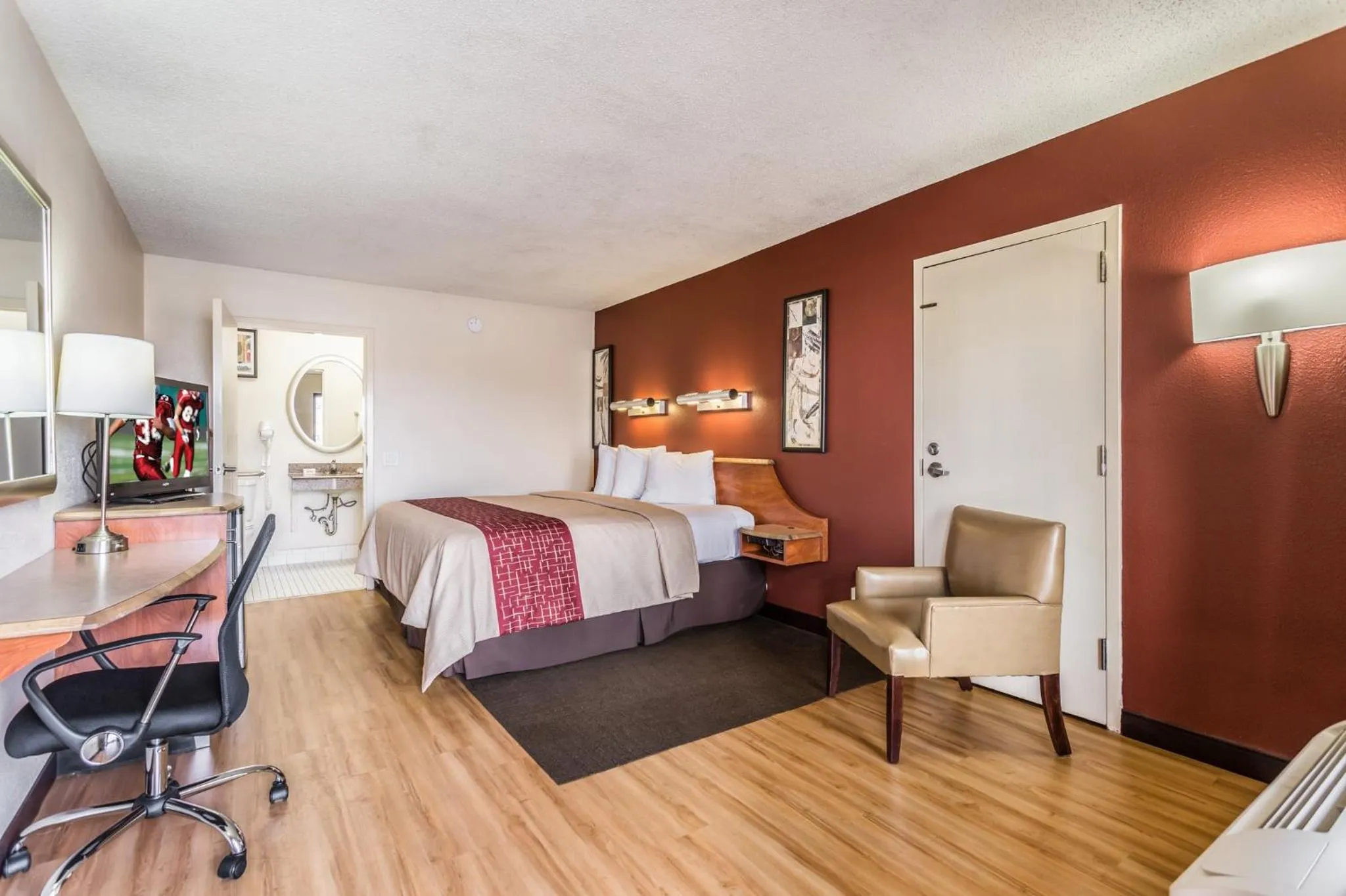 Bedroom, Bed in Red Roof Inn Bowling Green