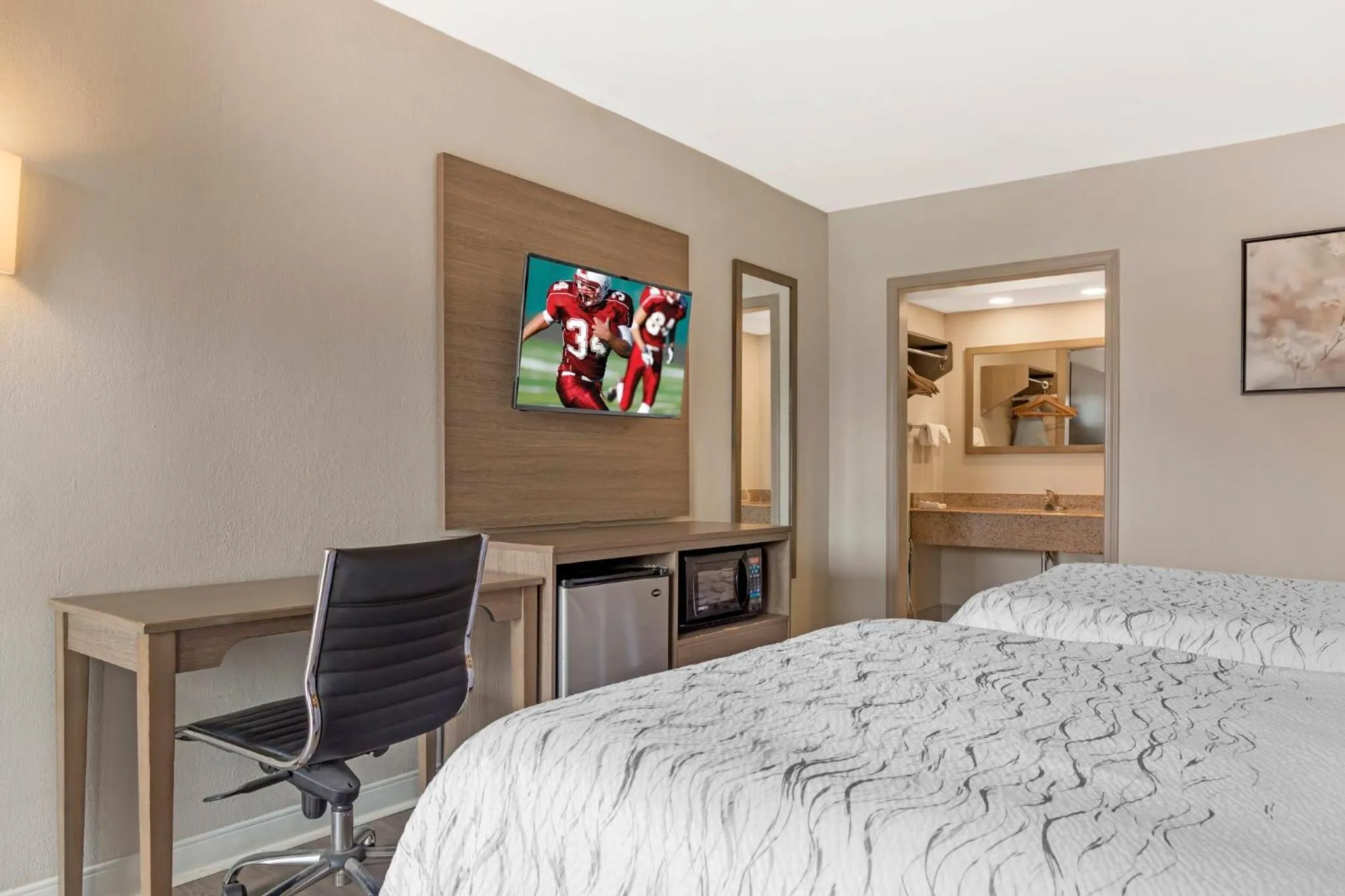 Photo of the whole room, Bed in Red Roof Inn Bowling Green