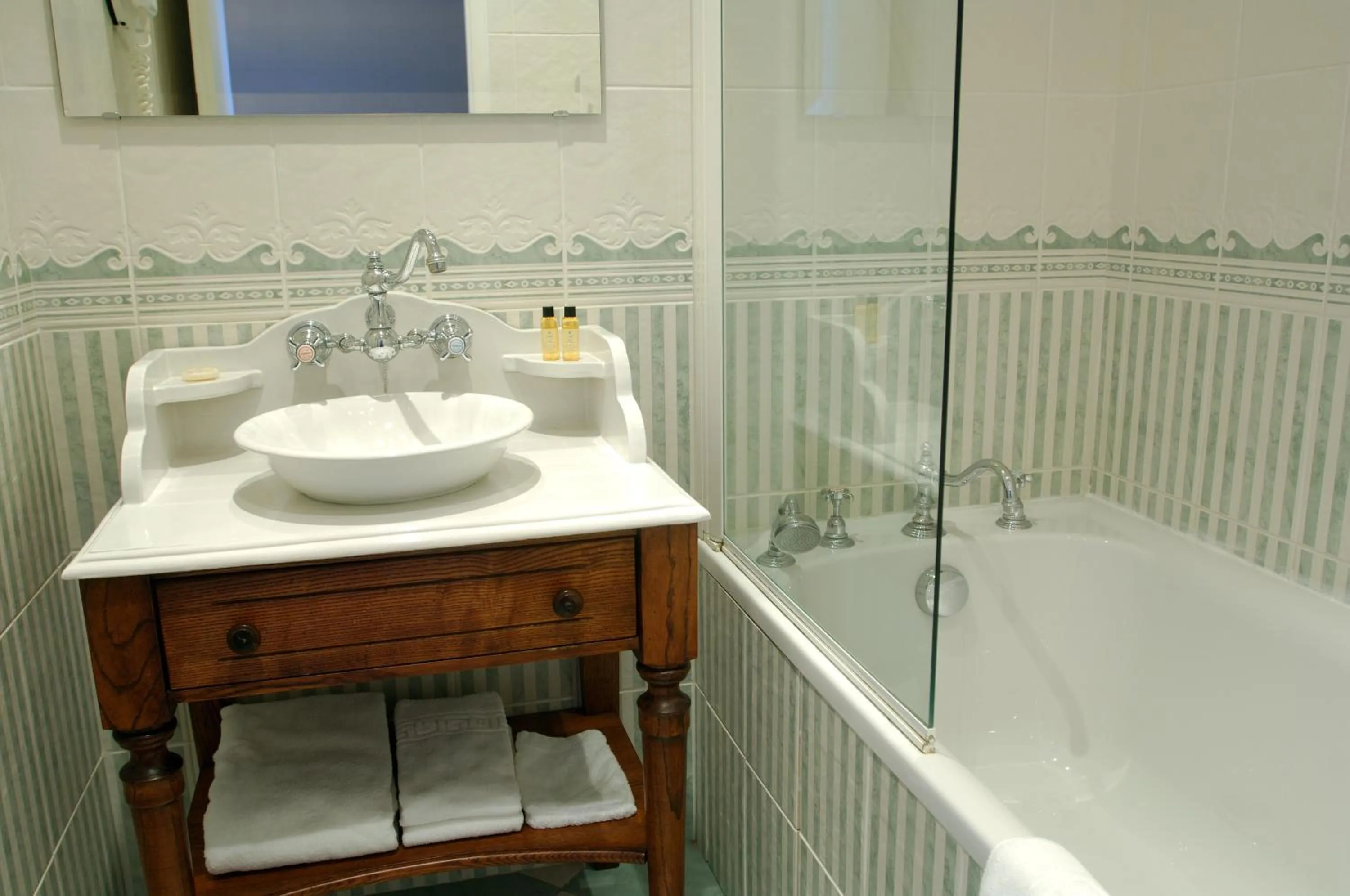 Bathroom in Hôtel de La Cloche