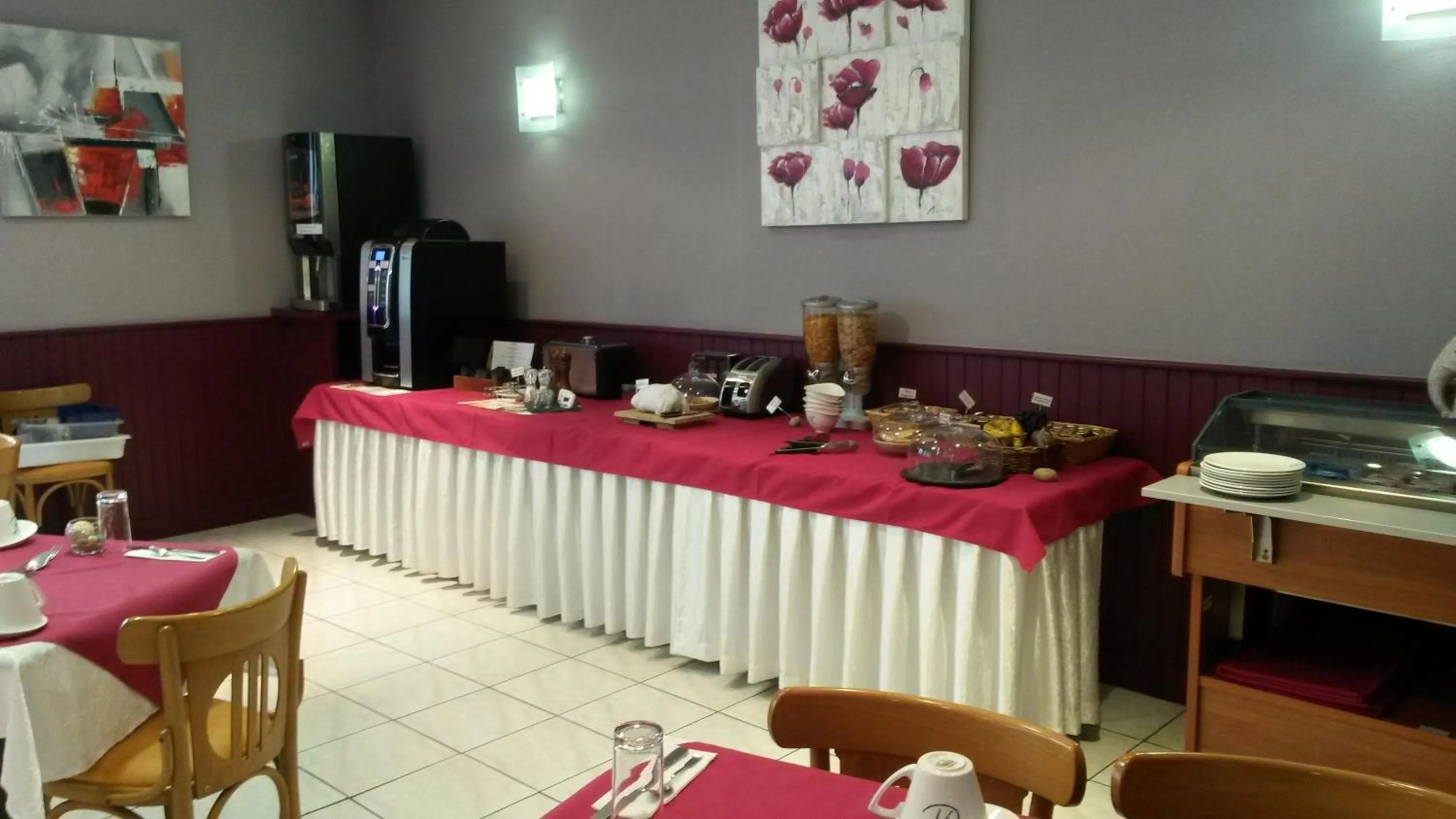 Buffet breakfast in Hôtel de La Cloche