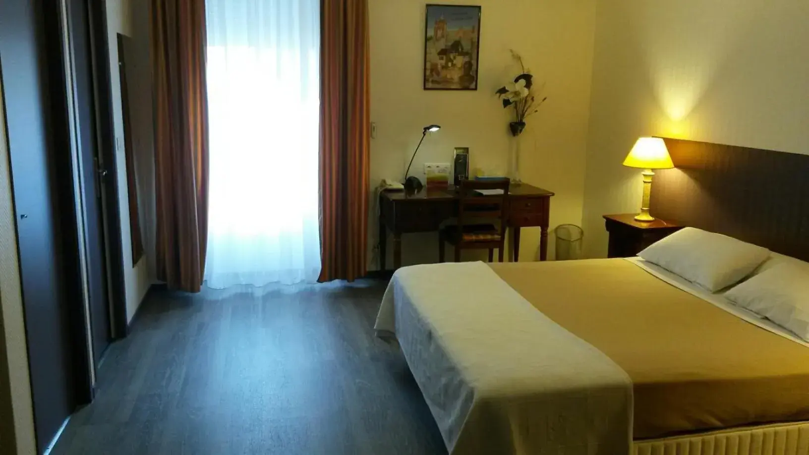 Superior Double Room in Hôtel de La Cloche Superior Double Room in Hôtel de La Cloche