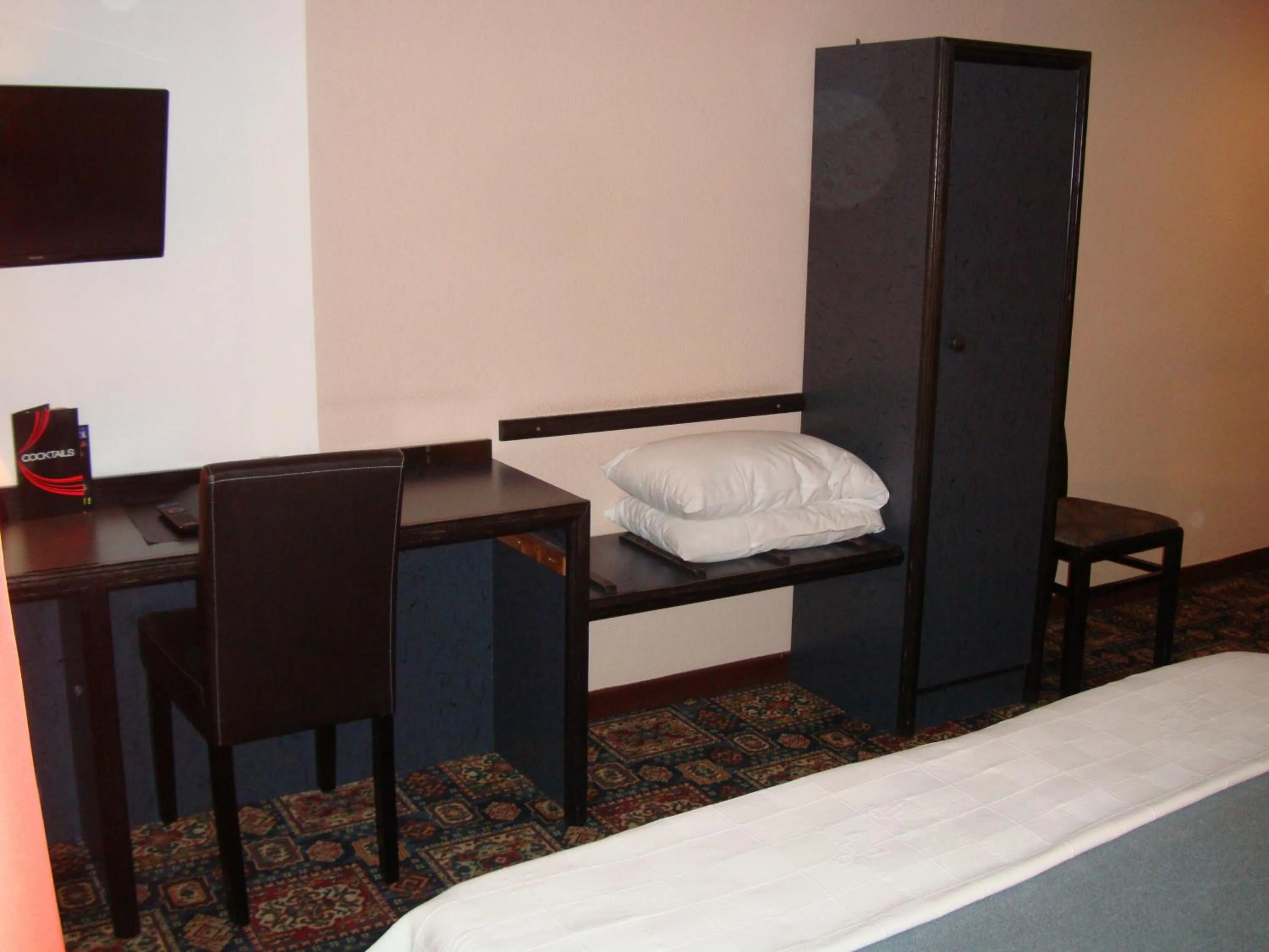 Seating area, Bed in Hôtel de La Cloche