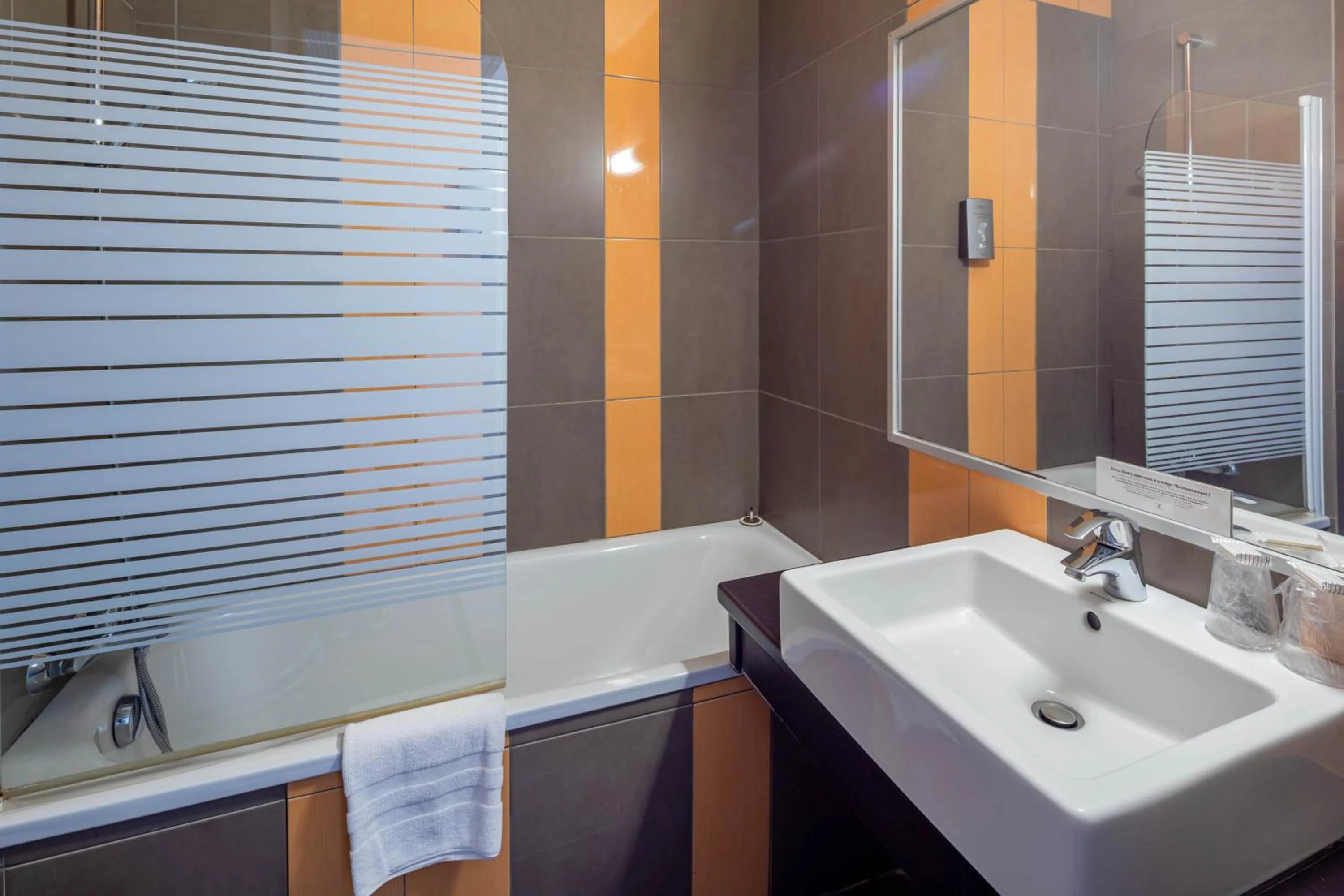 Bathroom in Logis Hotel Noemys pont de l'Etoile