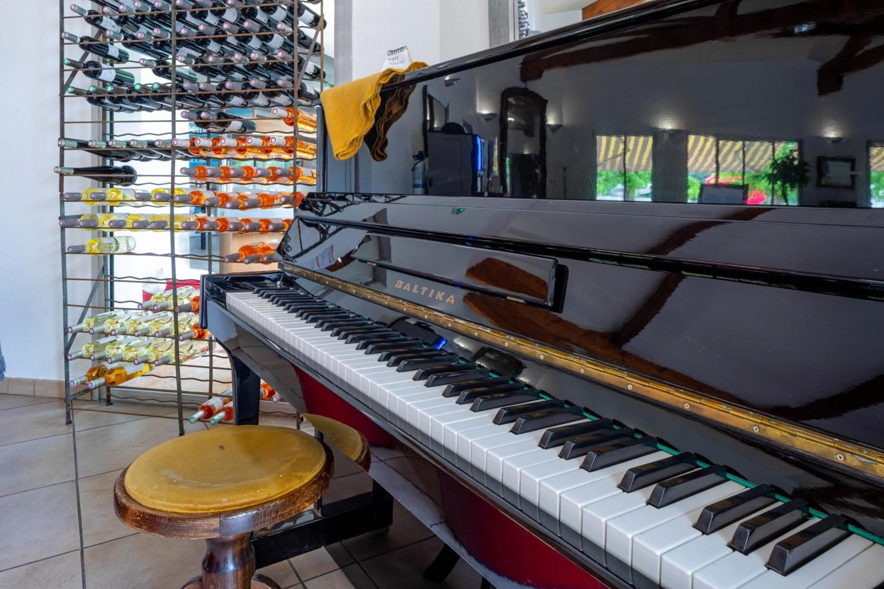 Living room in Logis Hotel Noemys pont de l'Etoile