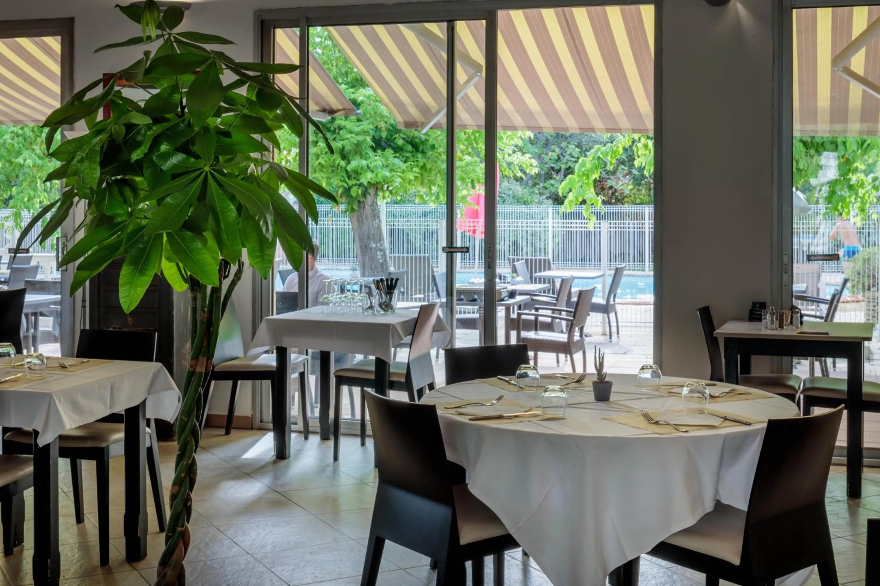 Restaurant/places to eat in Logis Hotel Noemys pont de l'Etoile