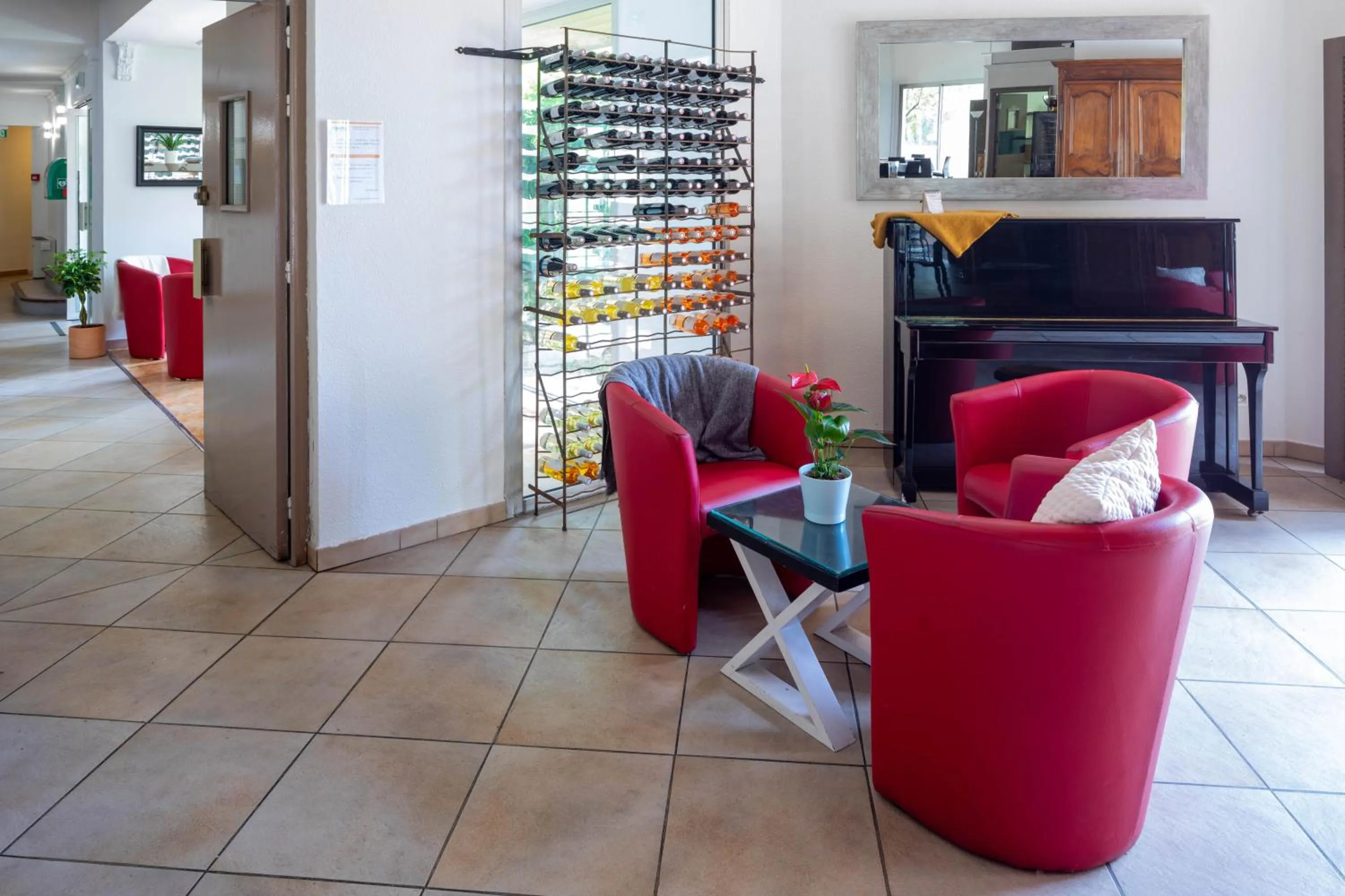 Living room in Logis Hotel Noemys pont de l'Etoile