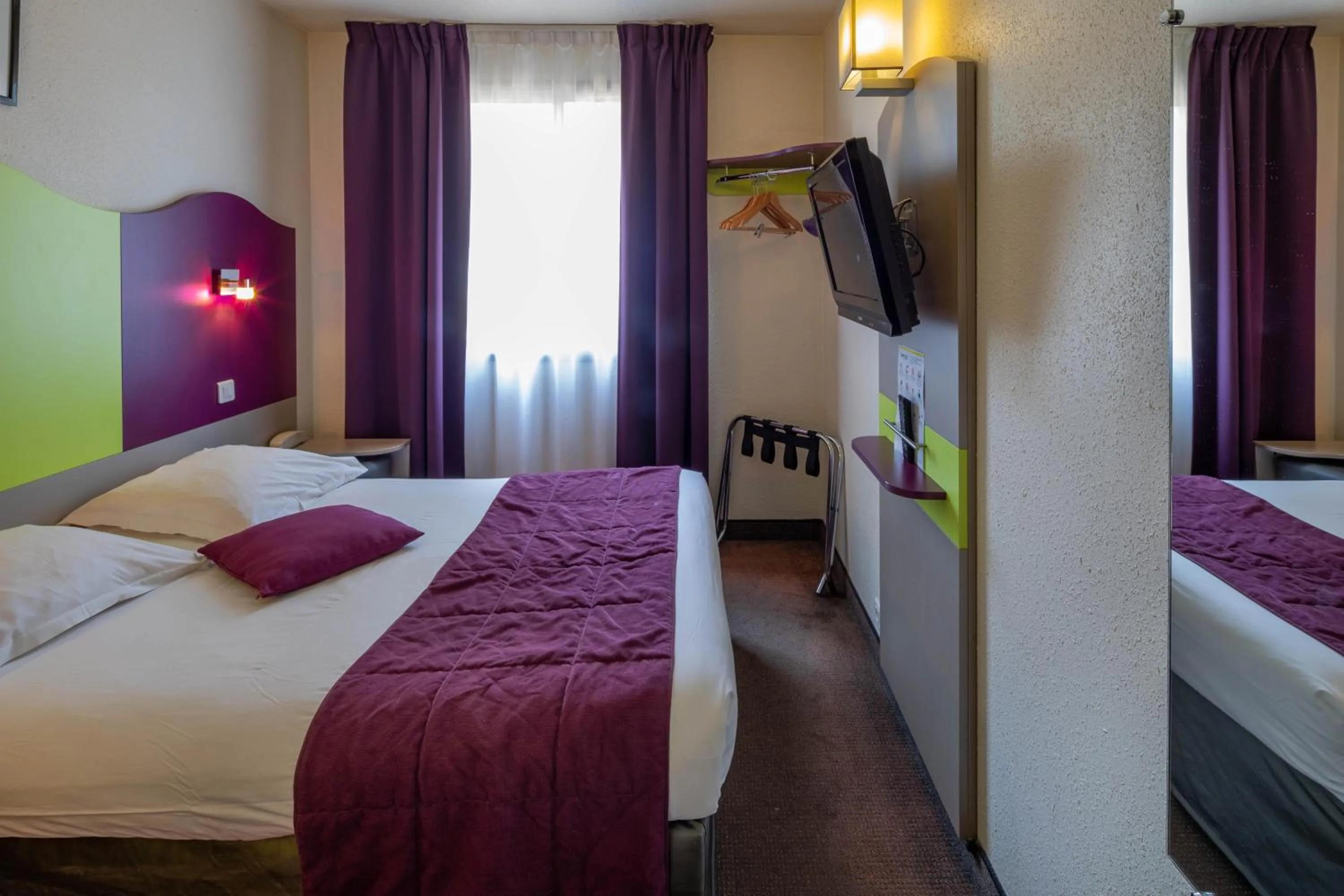 TV and multimedia, Bed in Logis Hotel Noemys pont de l'Etoile