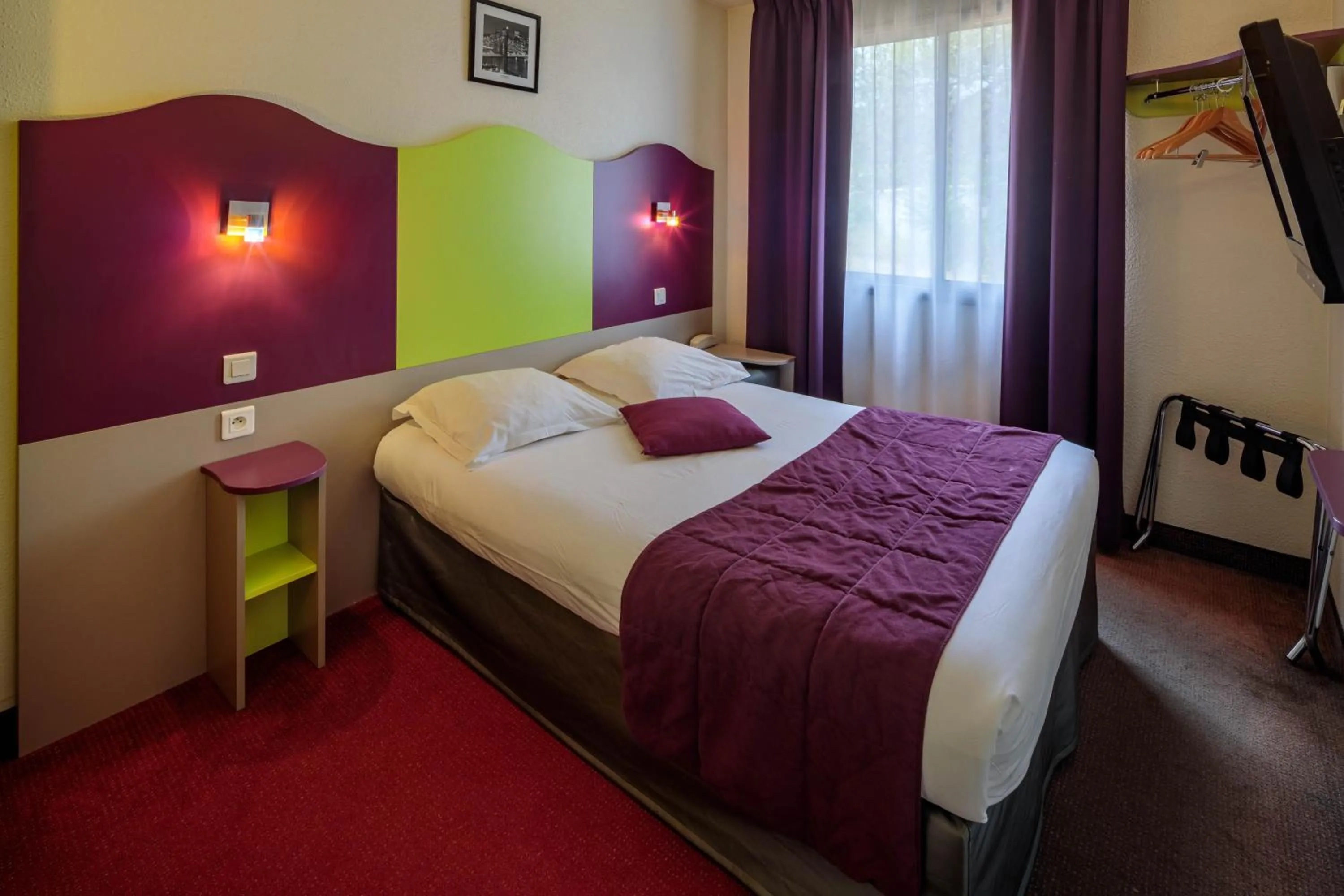 Bed in Logis Hotel Noemys pont de l'Etoile