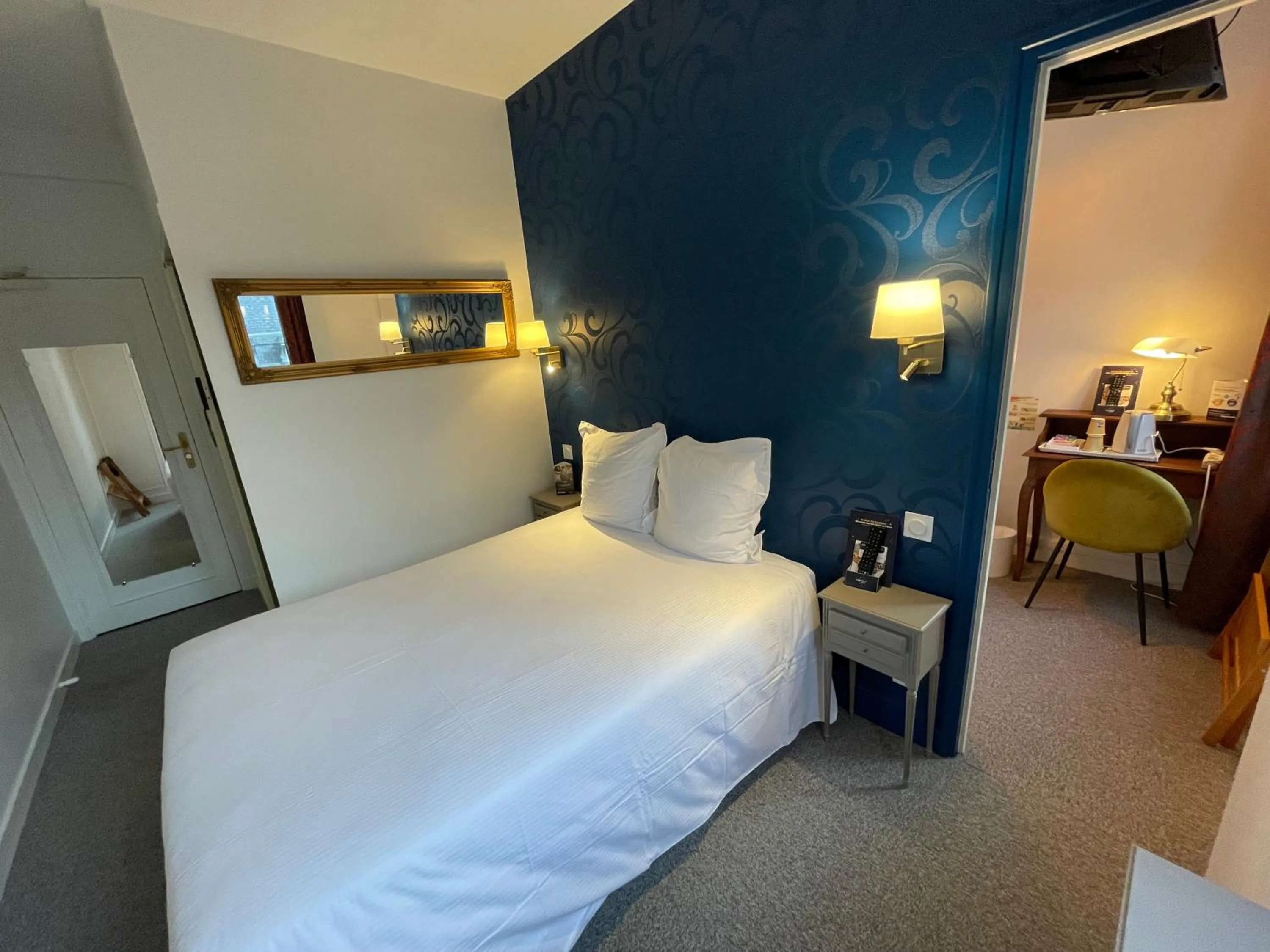 Bed in Balzac Hôtel Restaurant