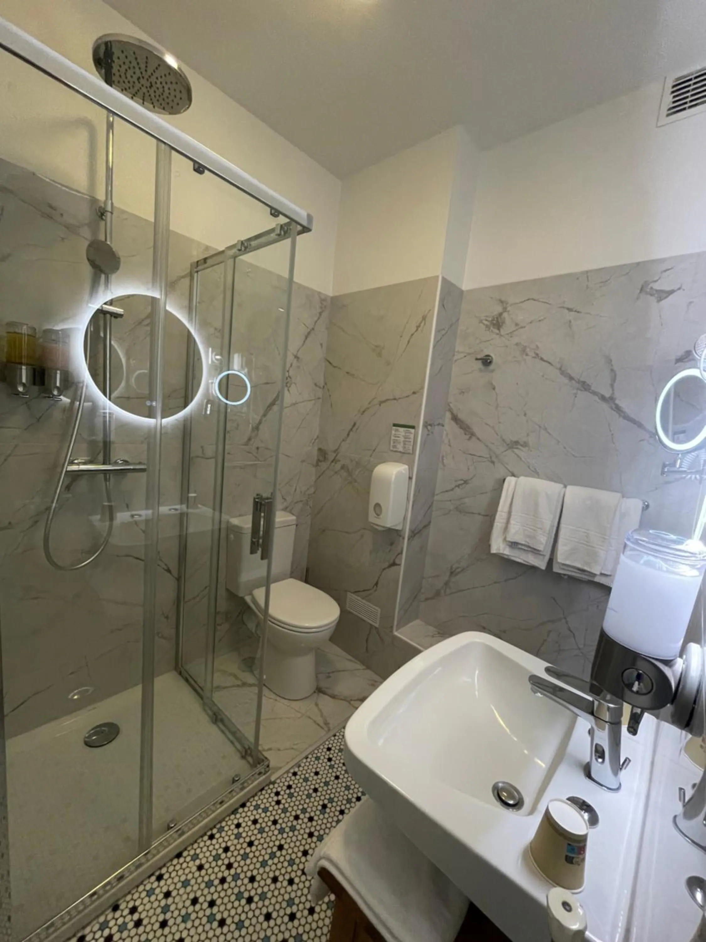 Shower in Balzac Hôtel Restaurant