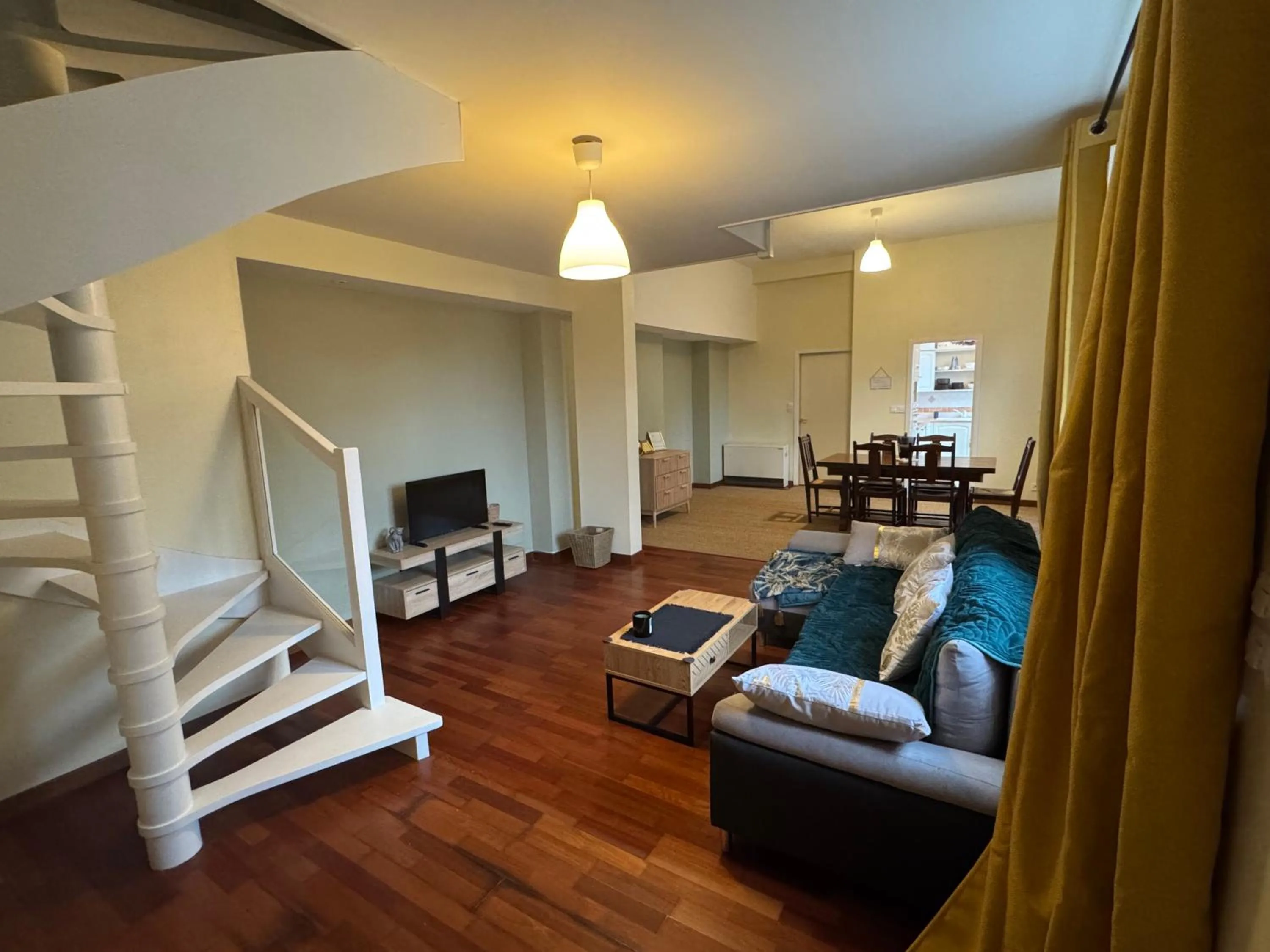 Communal lounge/ TV room in Balzac Hôtel Restaurant