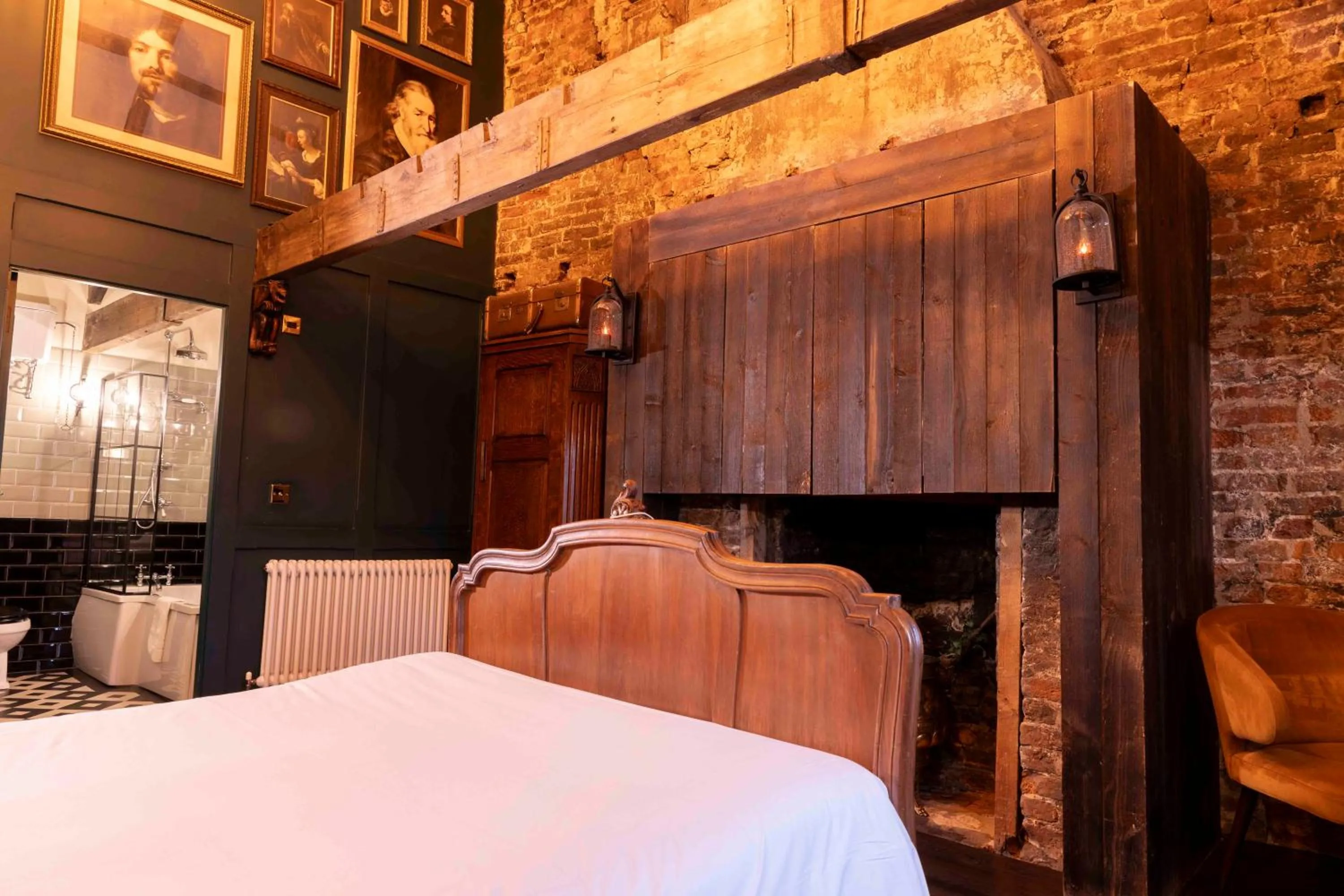 Bedroom, Bed in The Dirty Bottles Hotel