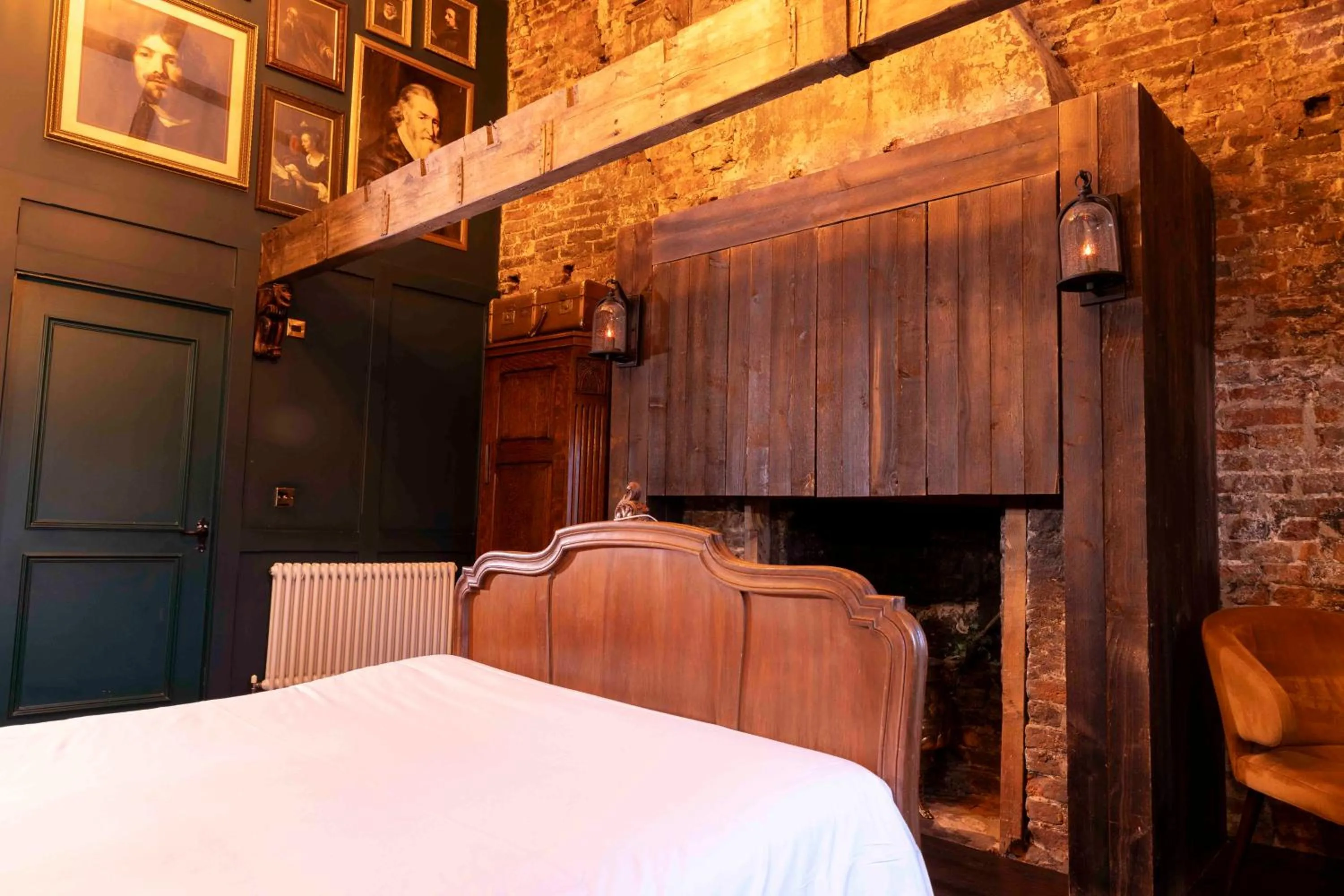 Bedroom, Bed in The Dirty Bottles Hotel