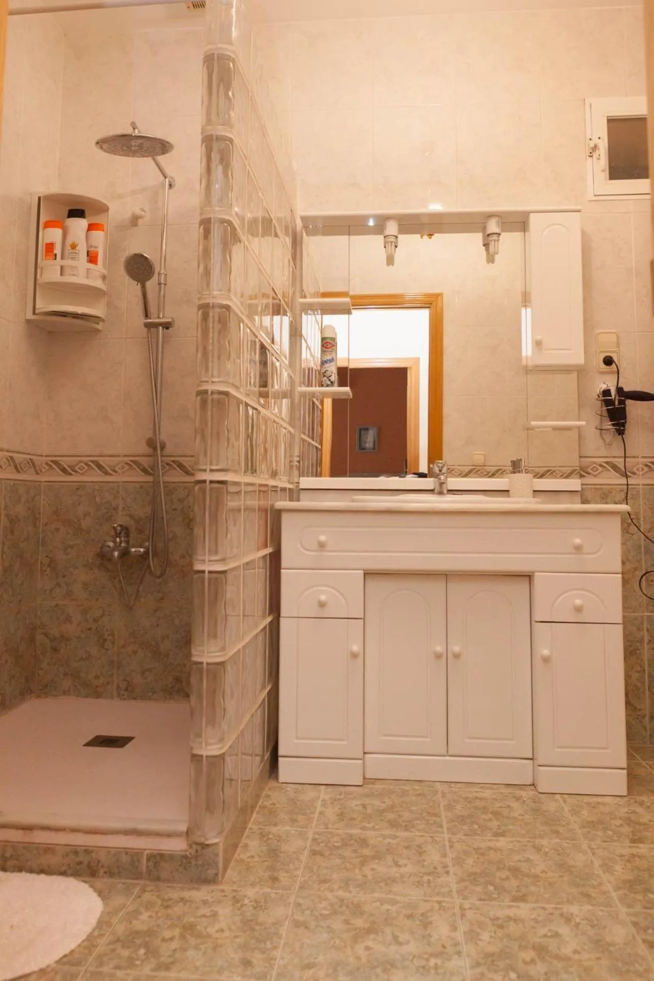 Shower in La Rosaleda de Orgaz