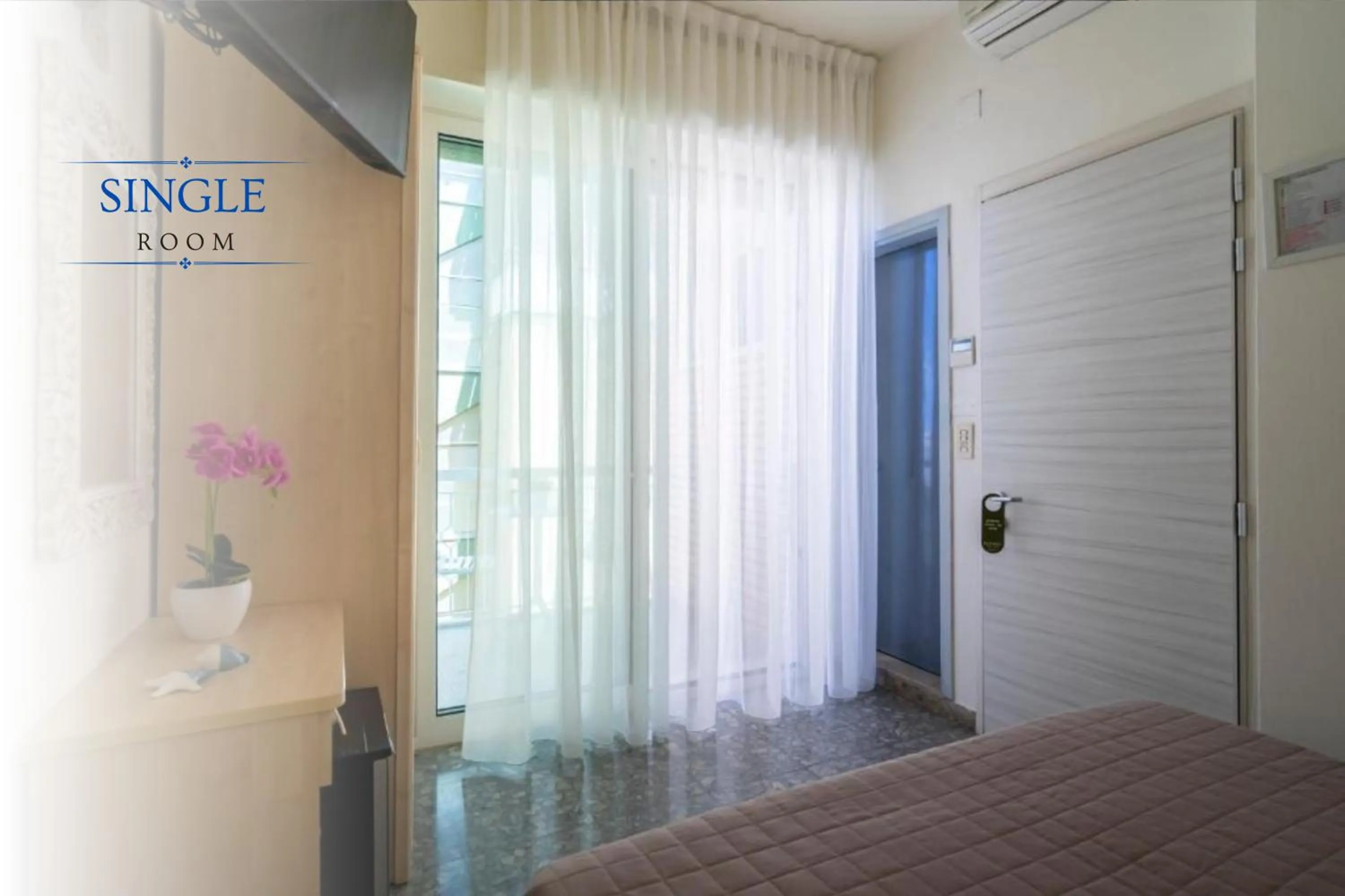 Bed in Hotel Constellation