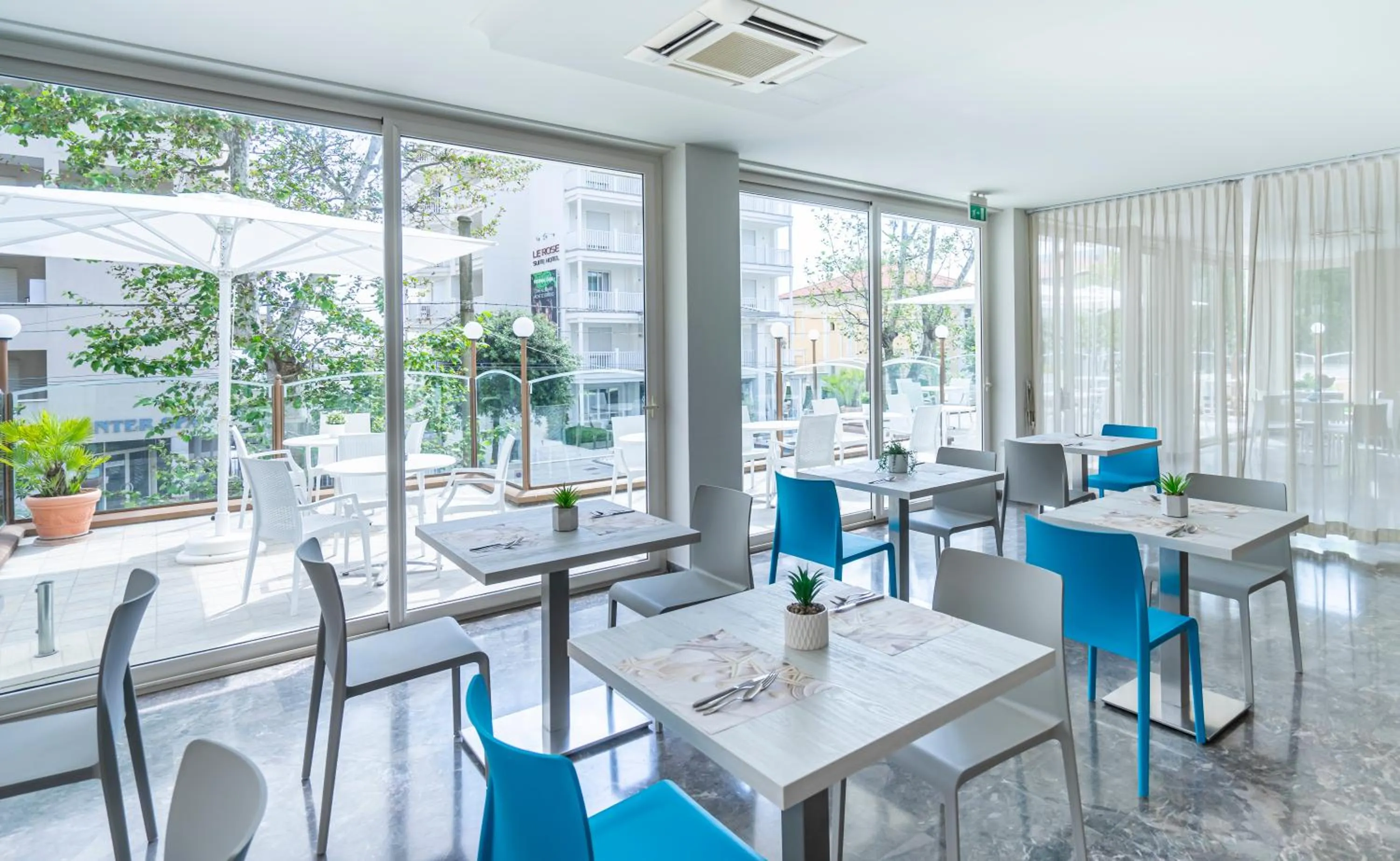 Restaurant/places to eat in Hotel Constellation