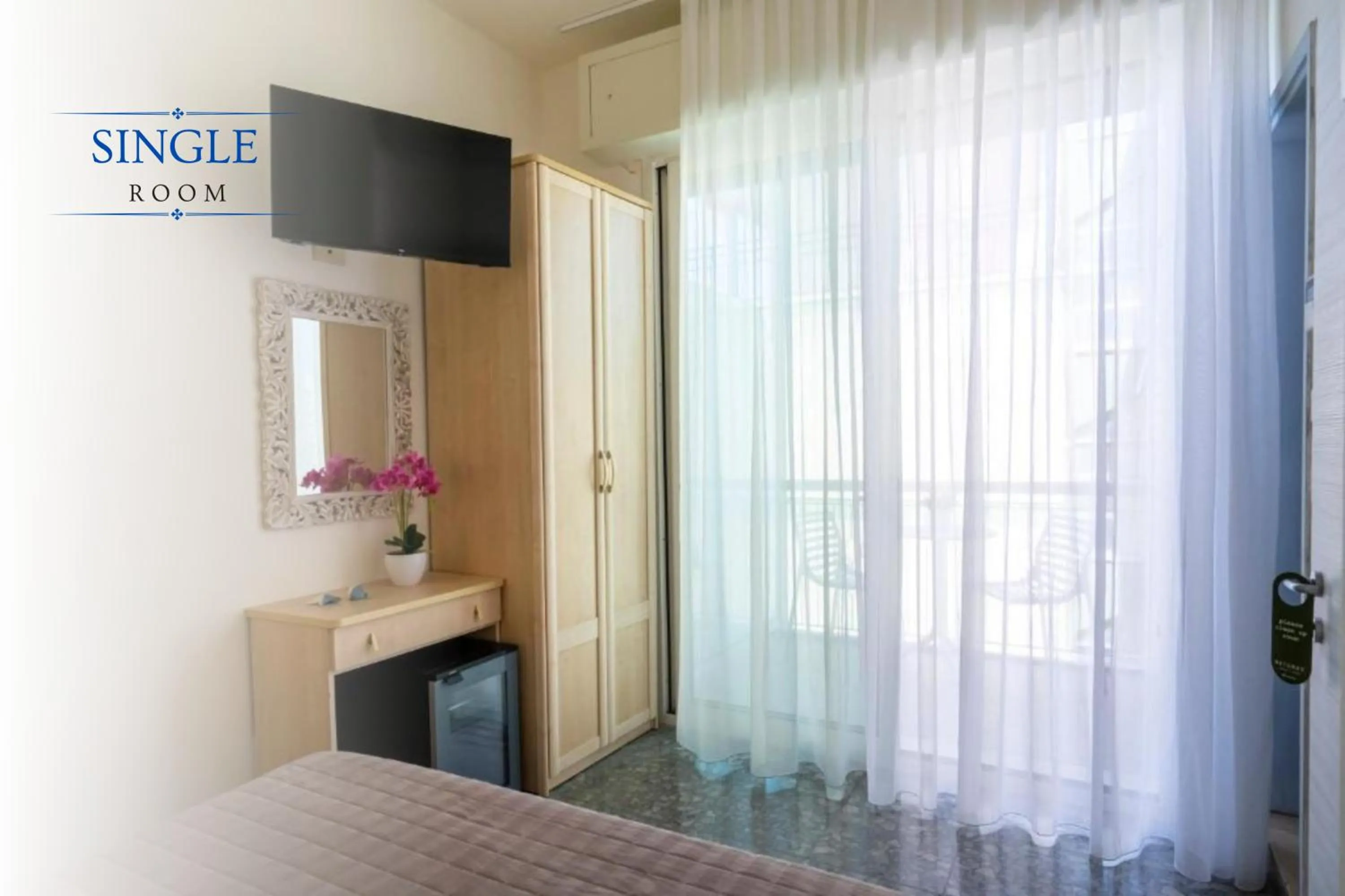 Bed in Hotel Constellation