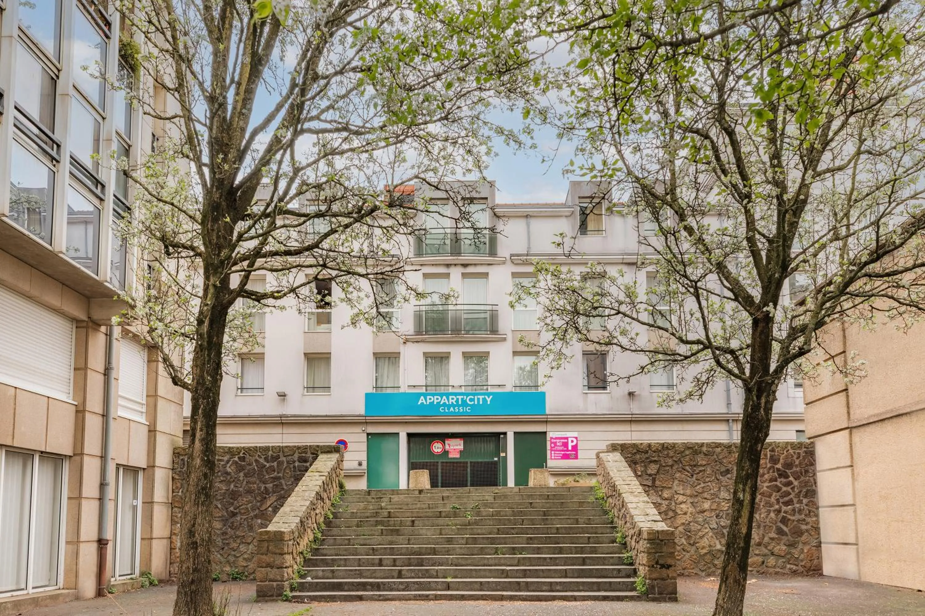 Facade/entrance in Appart'City Classic Nantes Quais de Loire