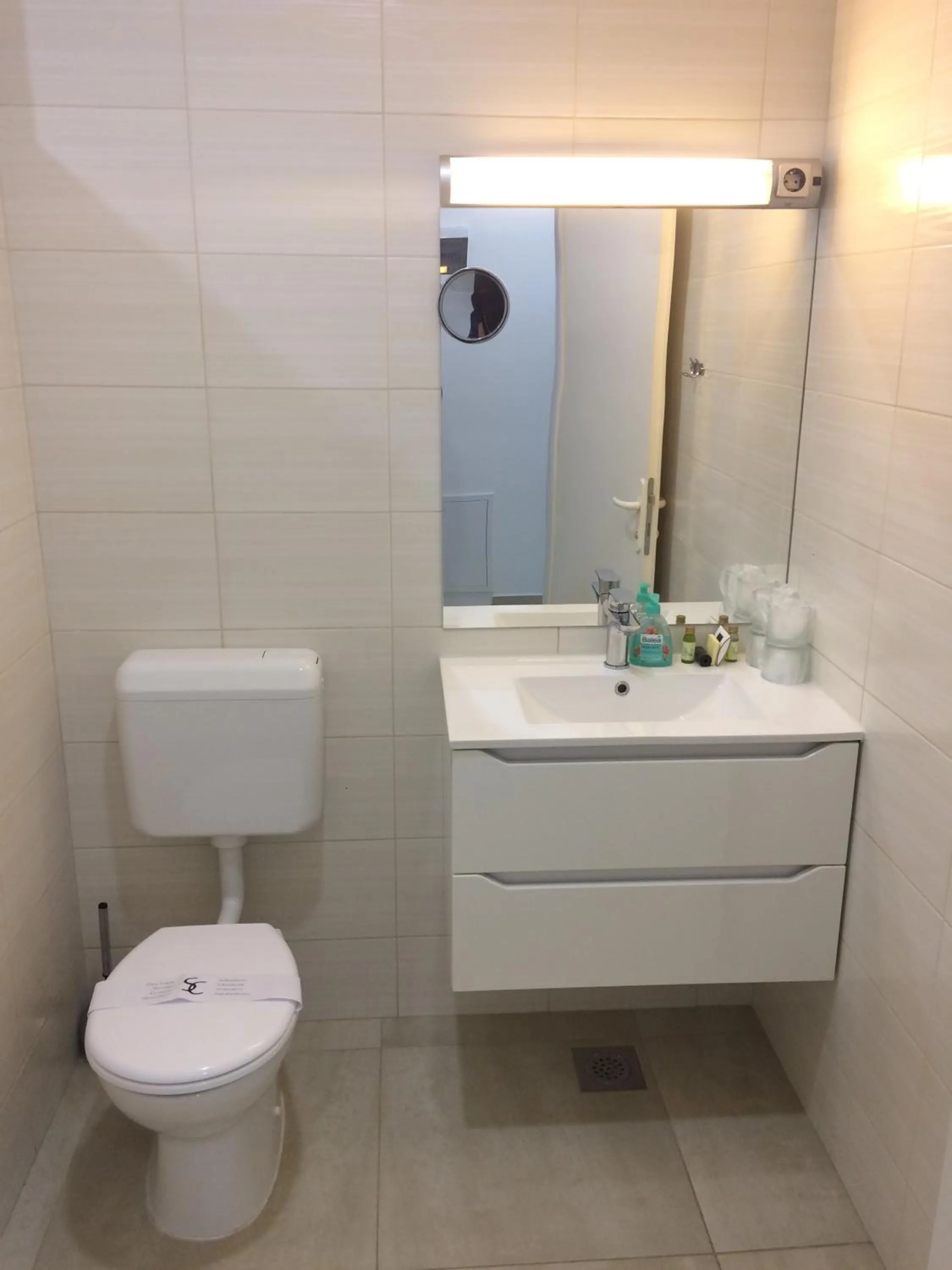 Toilet in Apartments Cindra