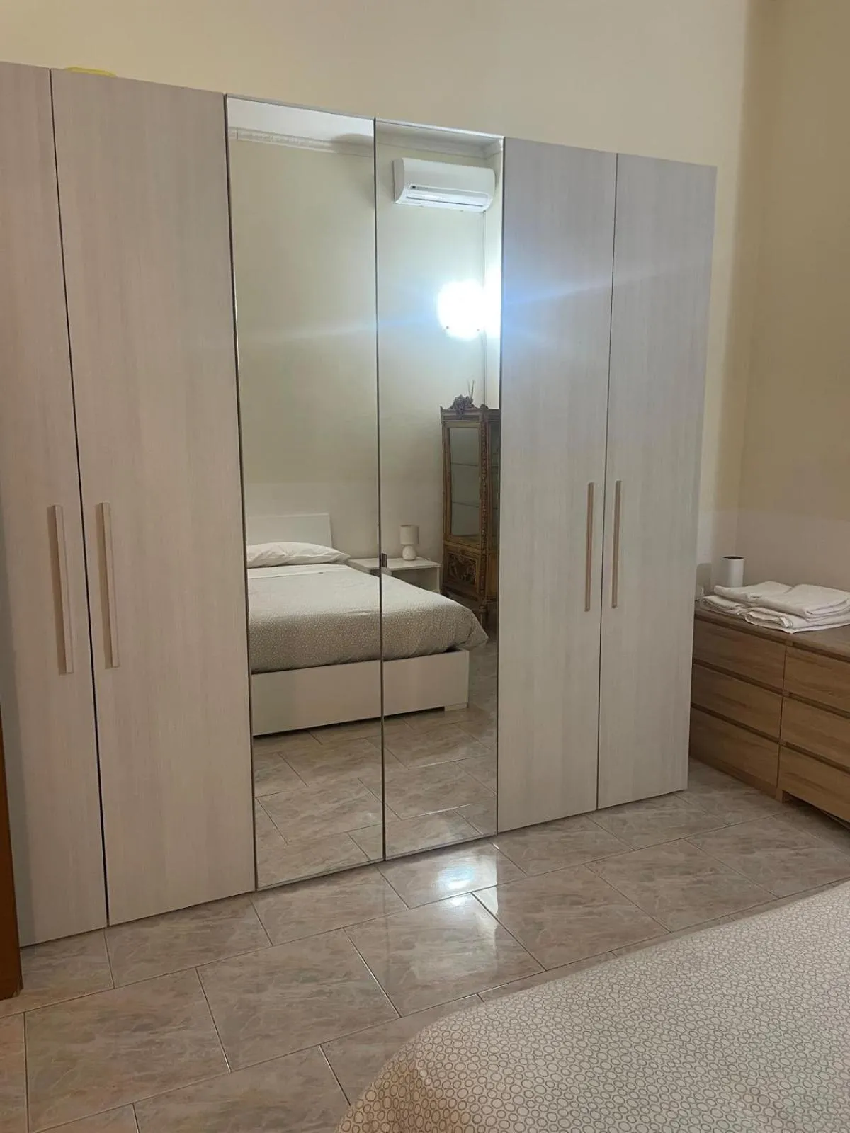 WHOLE HOLIDAY HOME APARTMENT FANTASTIC CIVITAVECCHIA da Pamino & Priscilla con due Camere letto!