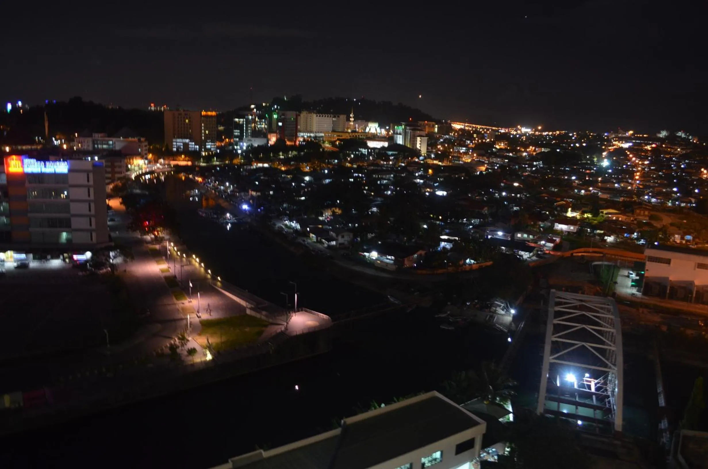 City view in Cozy Living Sky Apartment
