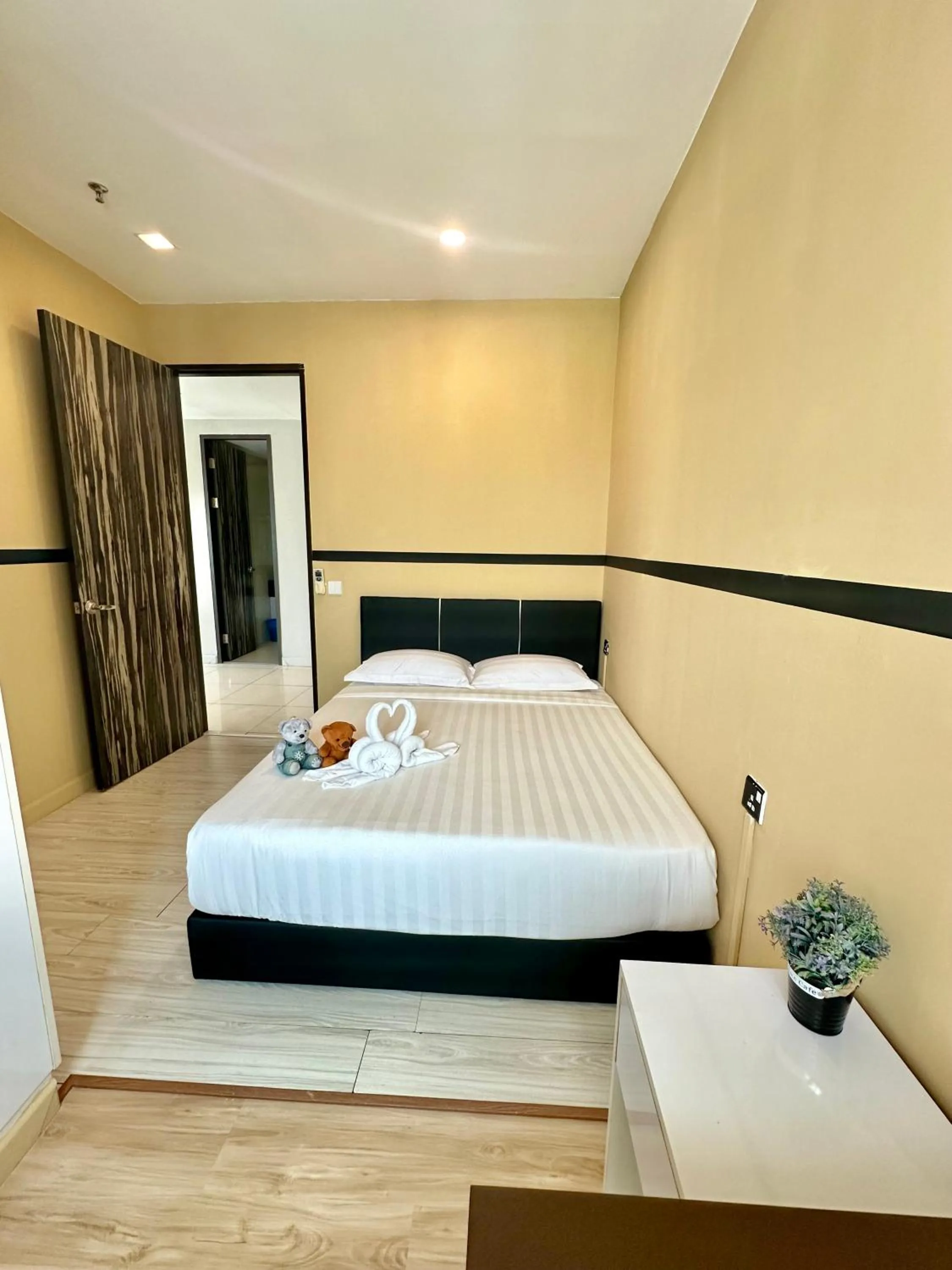 Bed in Cozy Living Sky Apartment