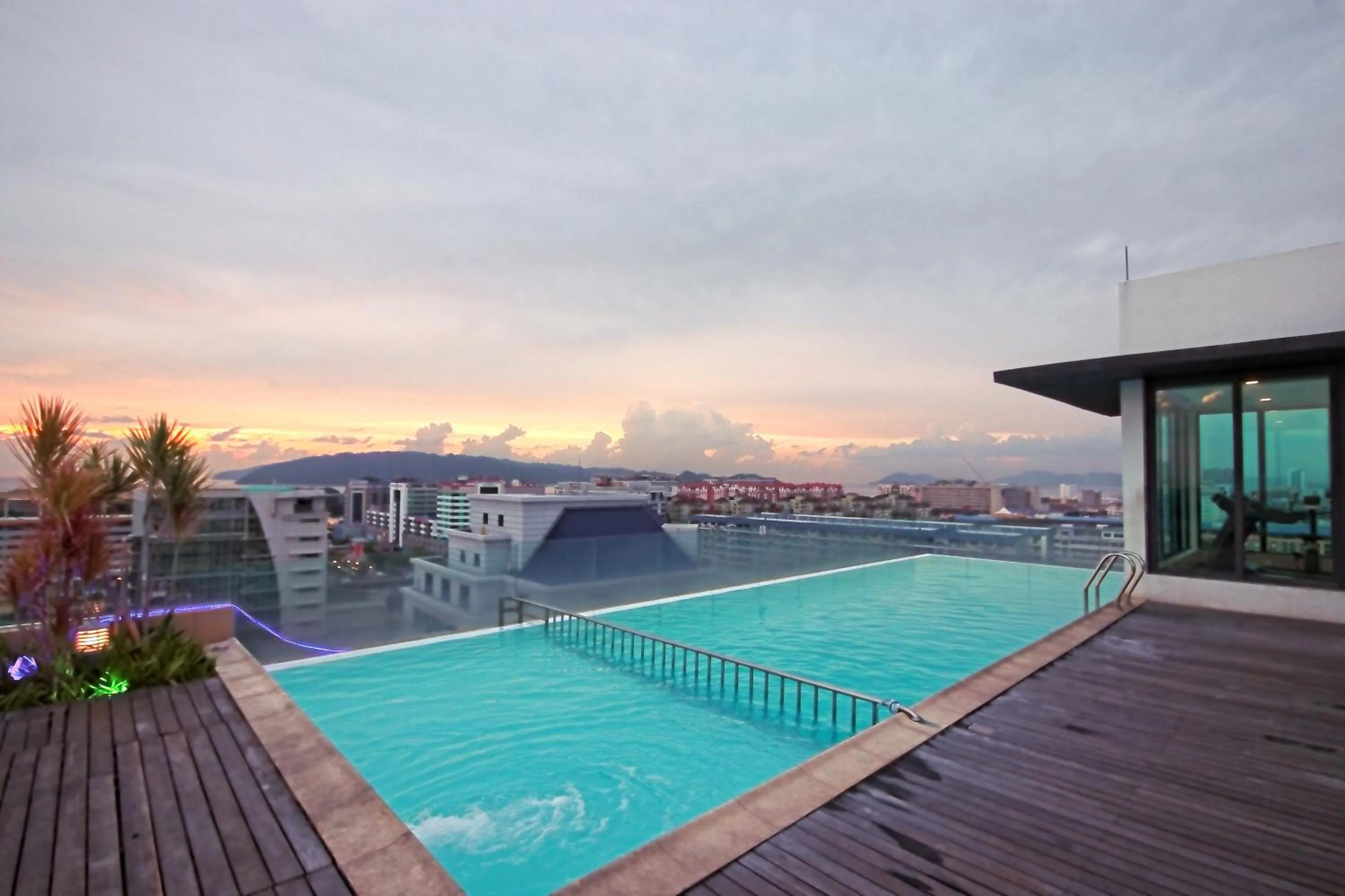 City view in Cozy Living Sky Apartment