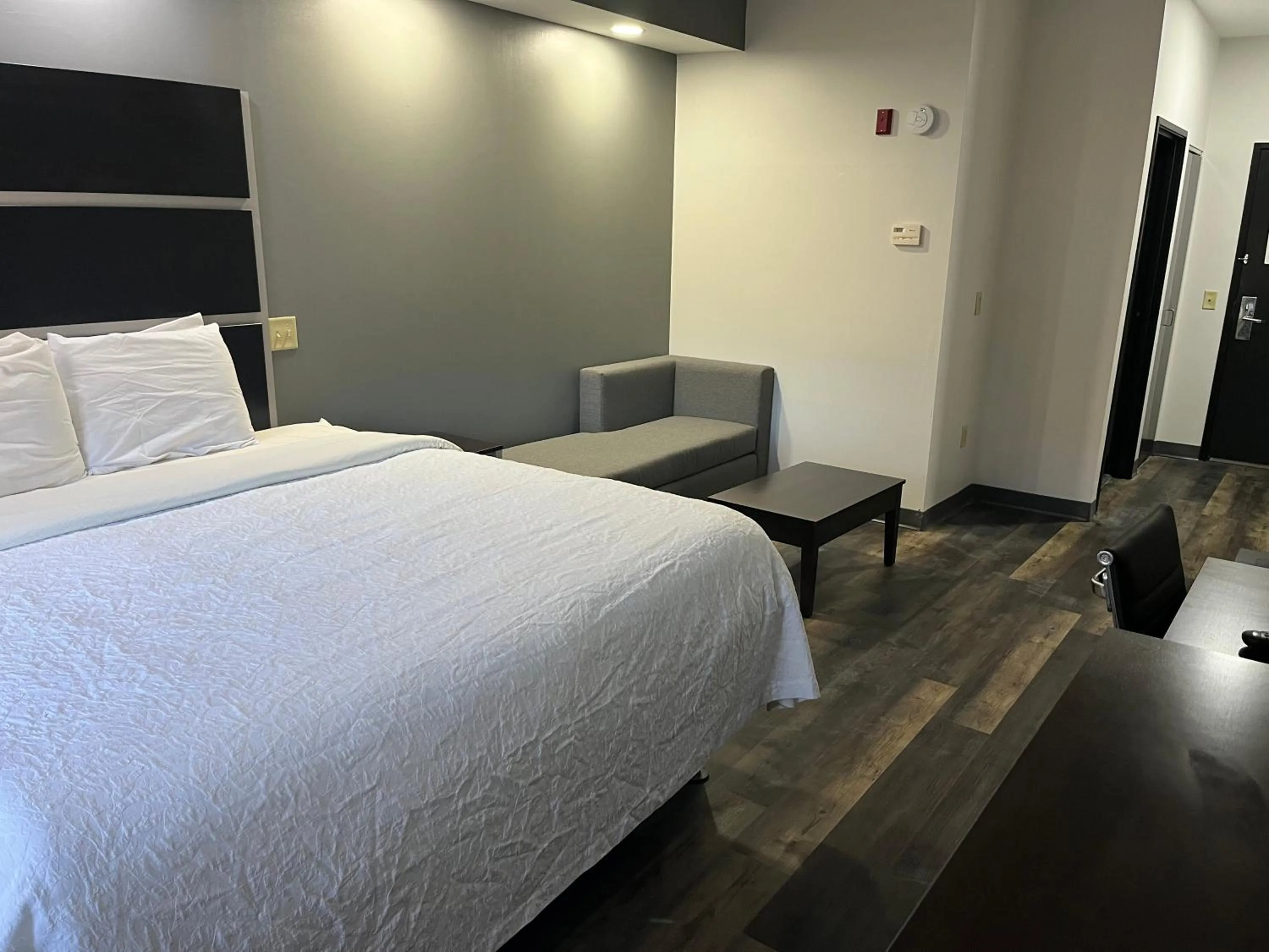 Photo of the whole room in Sonesta Essential Savannah