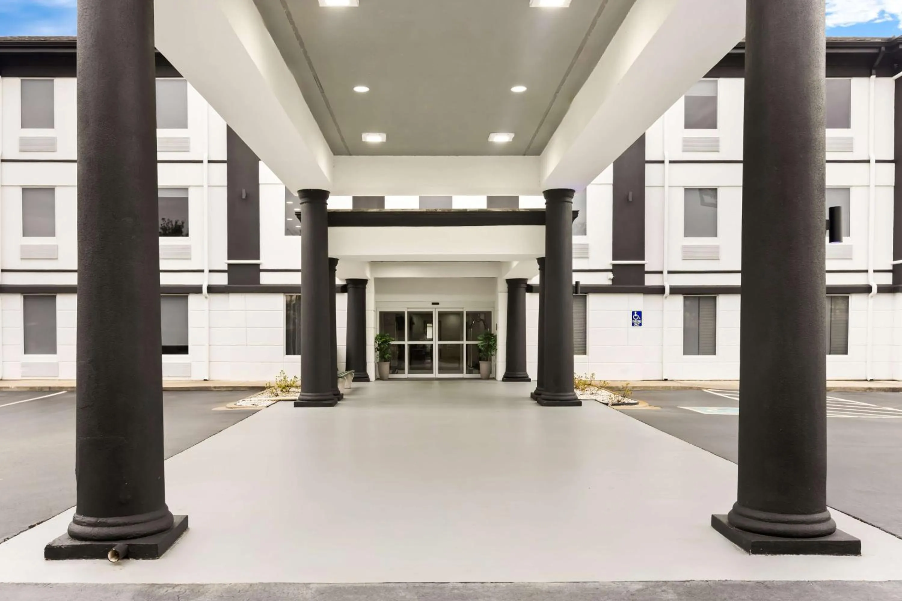 Property building in Sonesta Essential Savannah